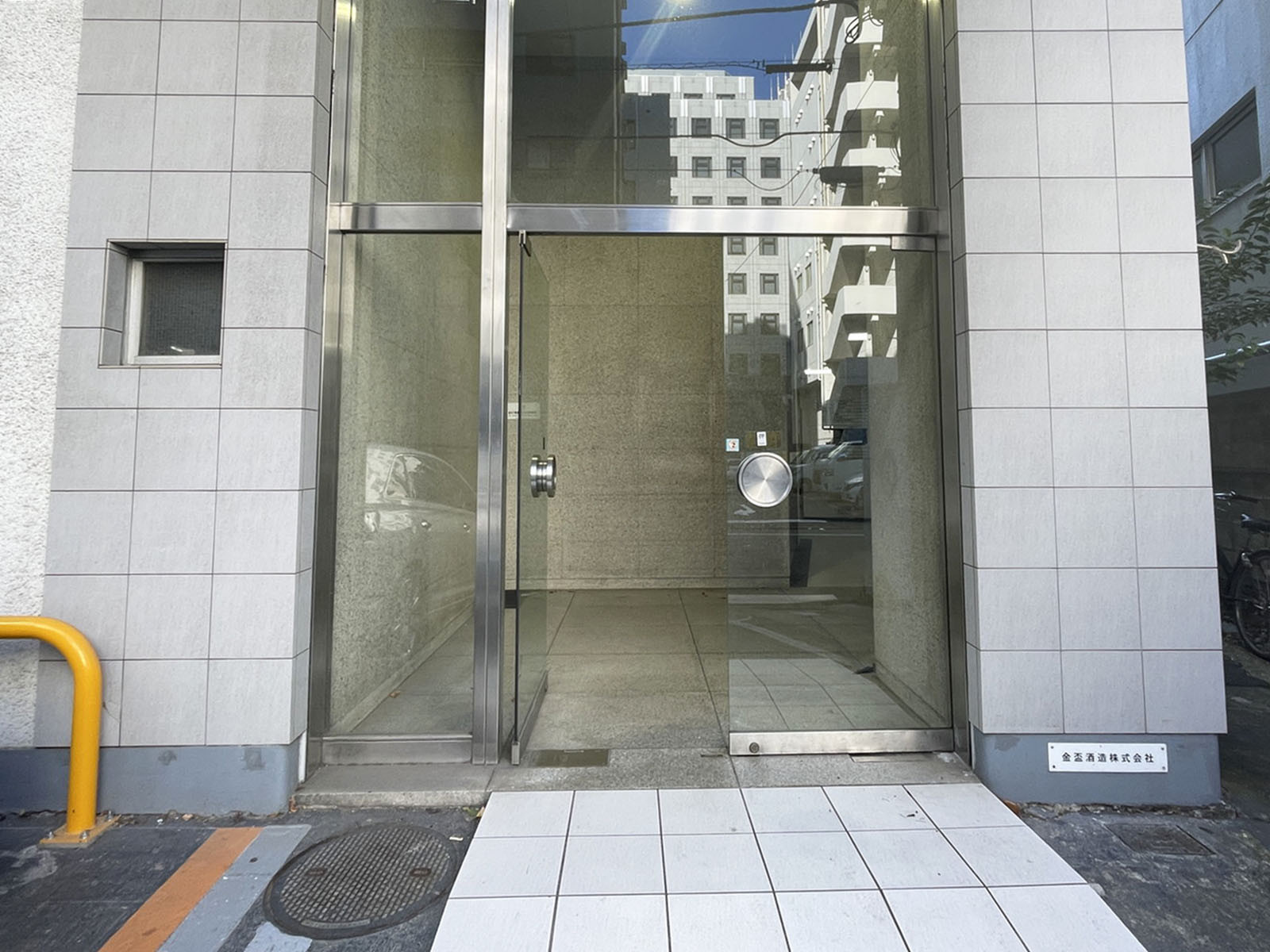 オフィスビル出入口