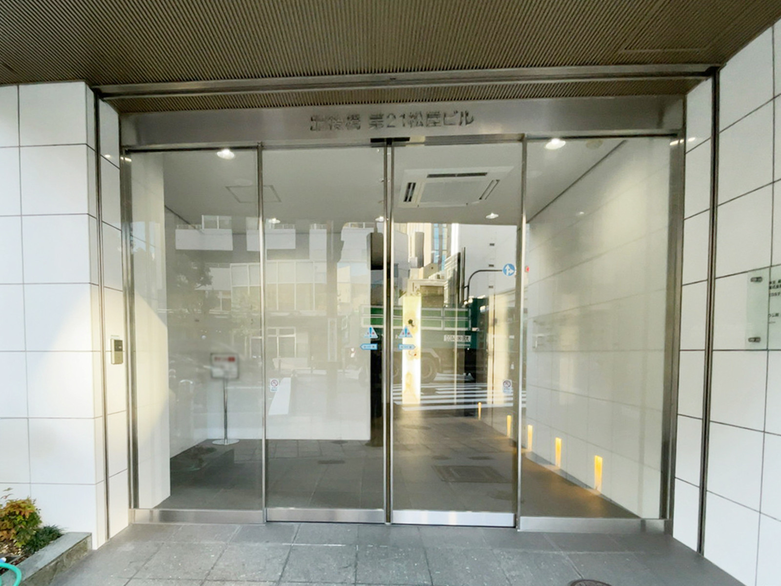 オフィスビル出入口