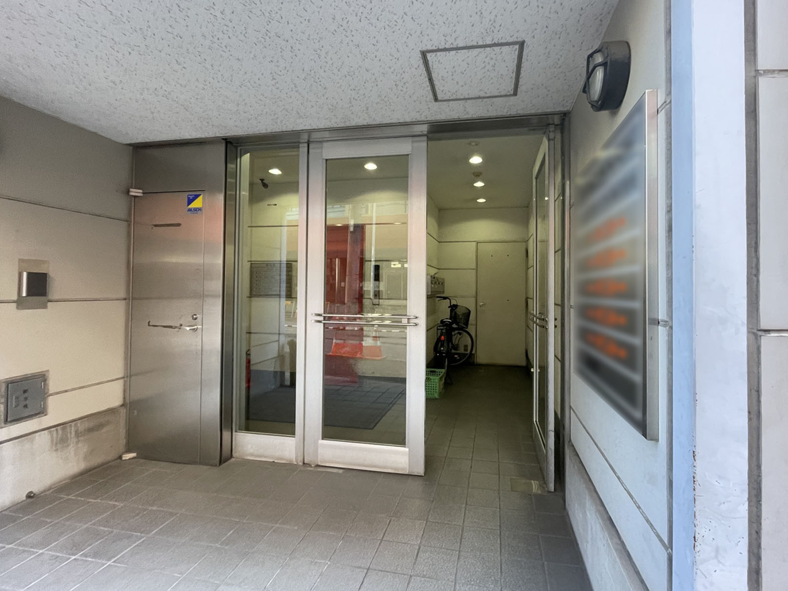 オフィスビル出入口