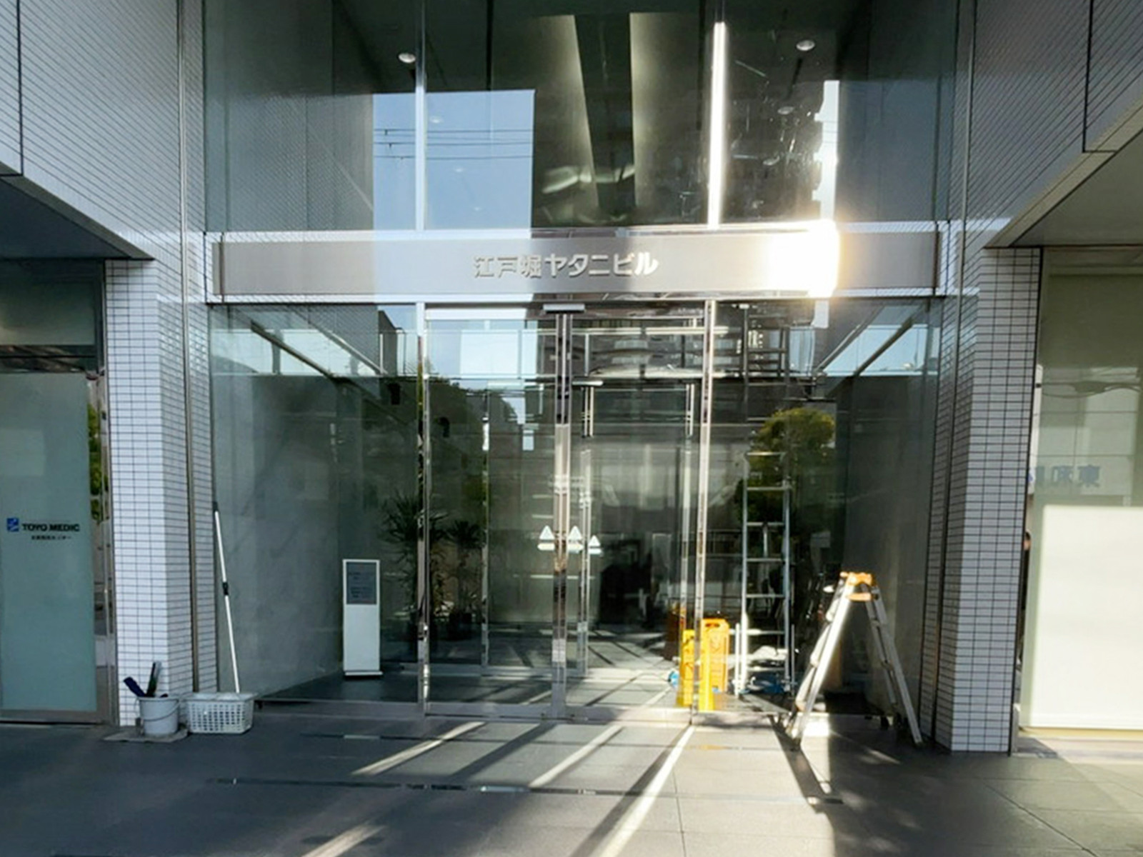 オフィスビル出入口