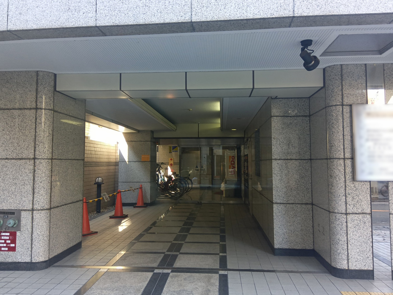 オフィスビル出入口