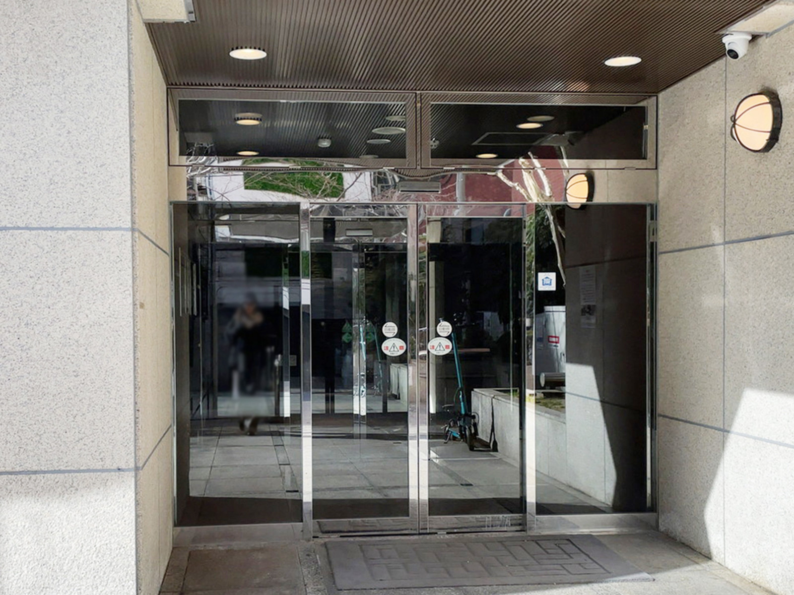 オフィスビル出入口