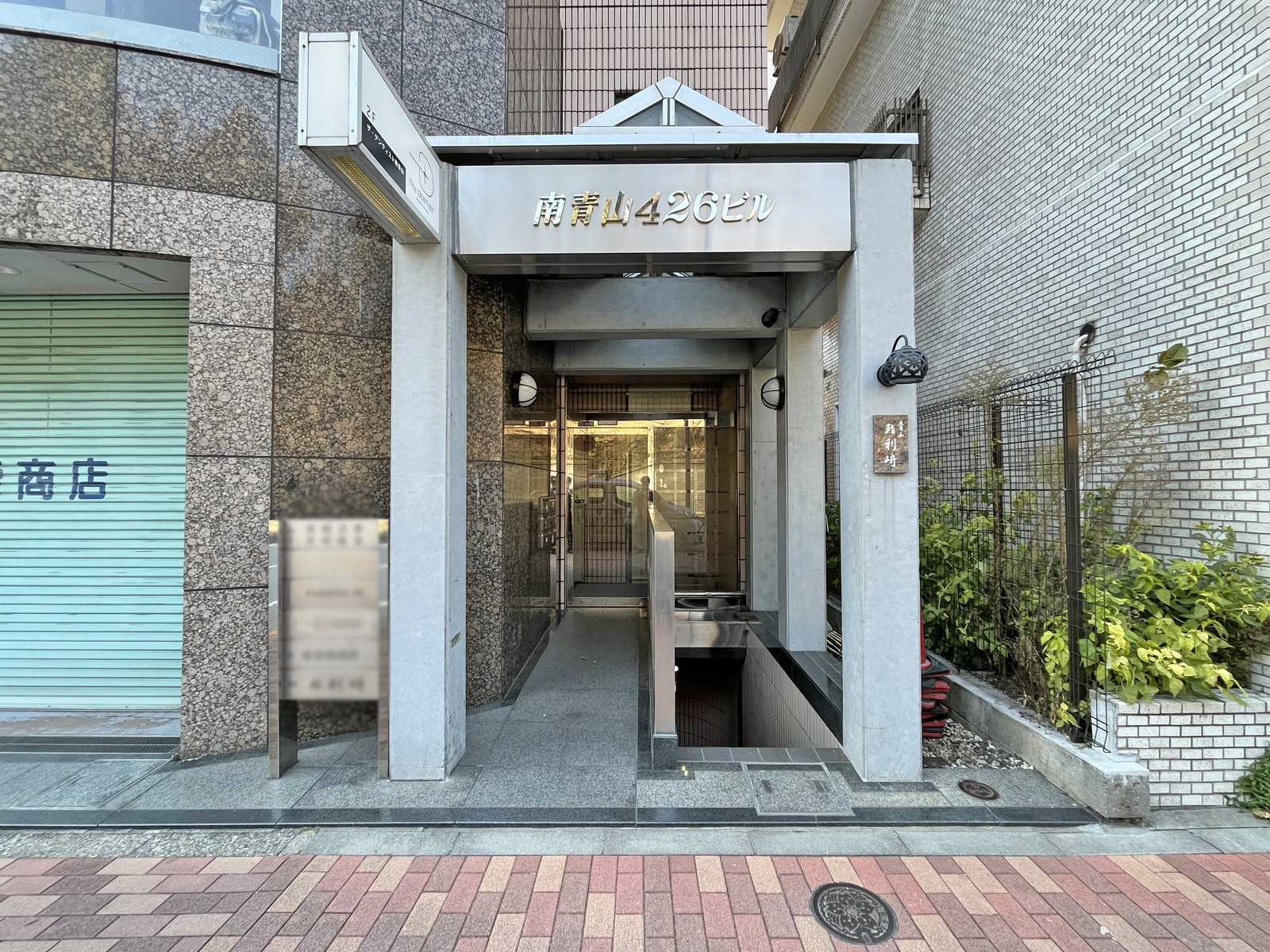 オフィスビル出入口