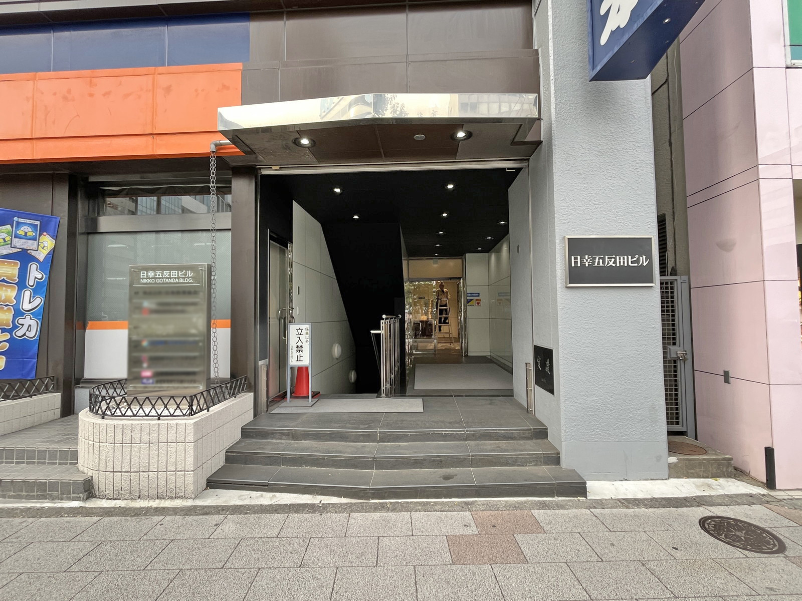 オフィスビル出入口
