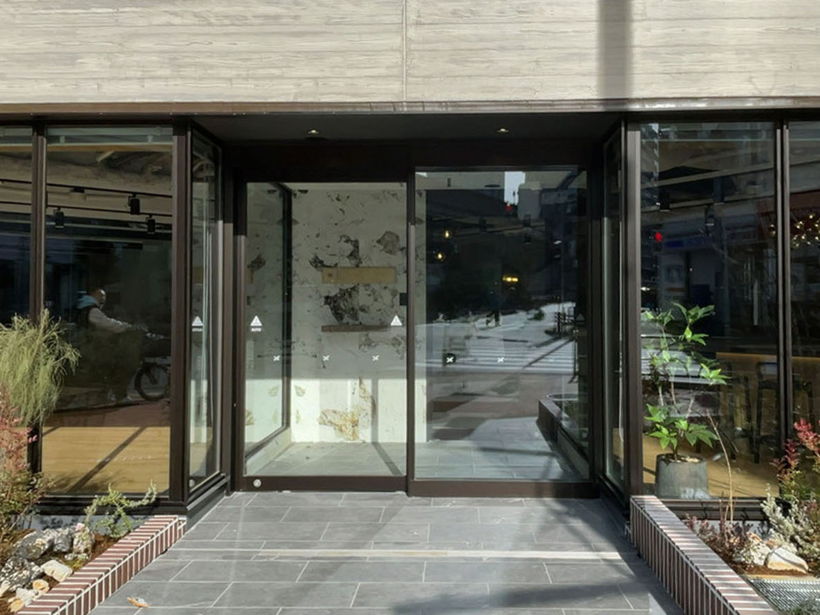 1階テナント専用出入り口