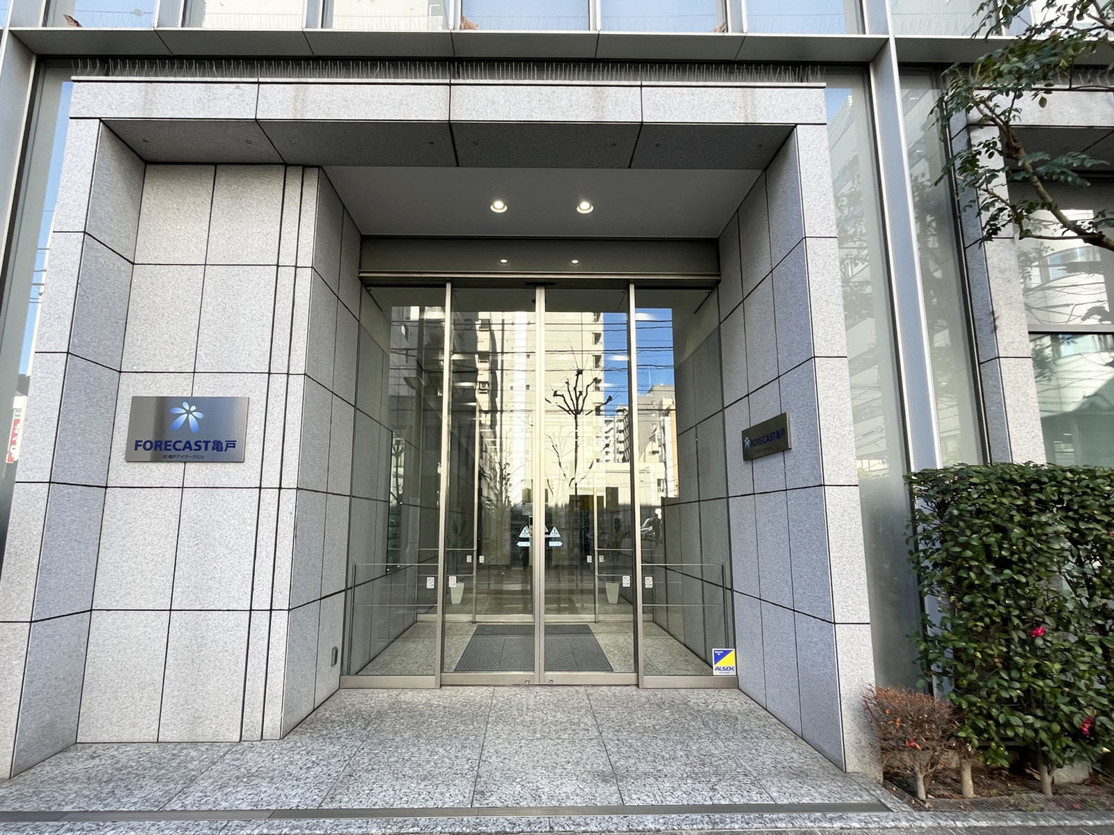 オフィスビル出入口