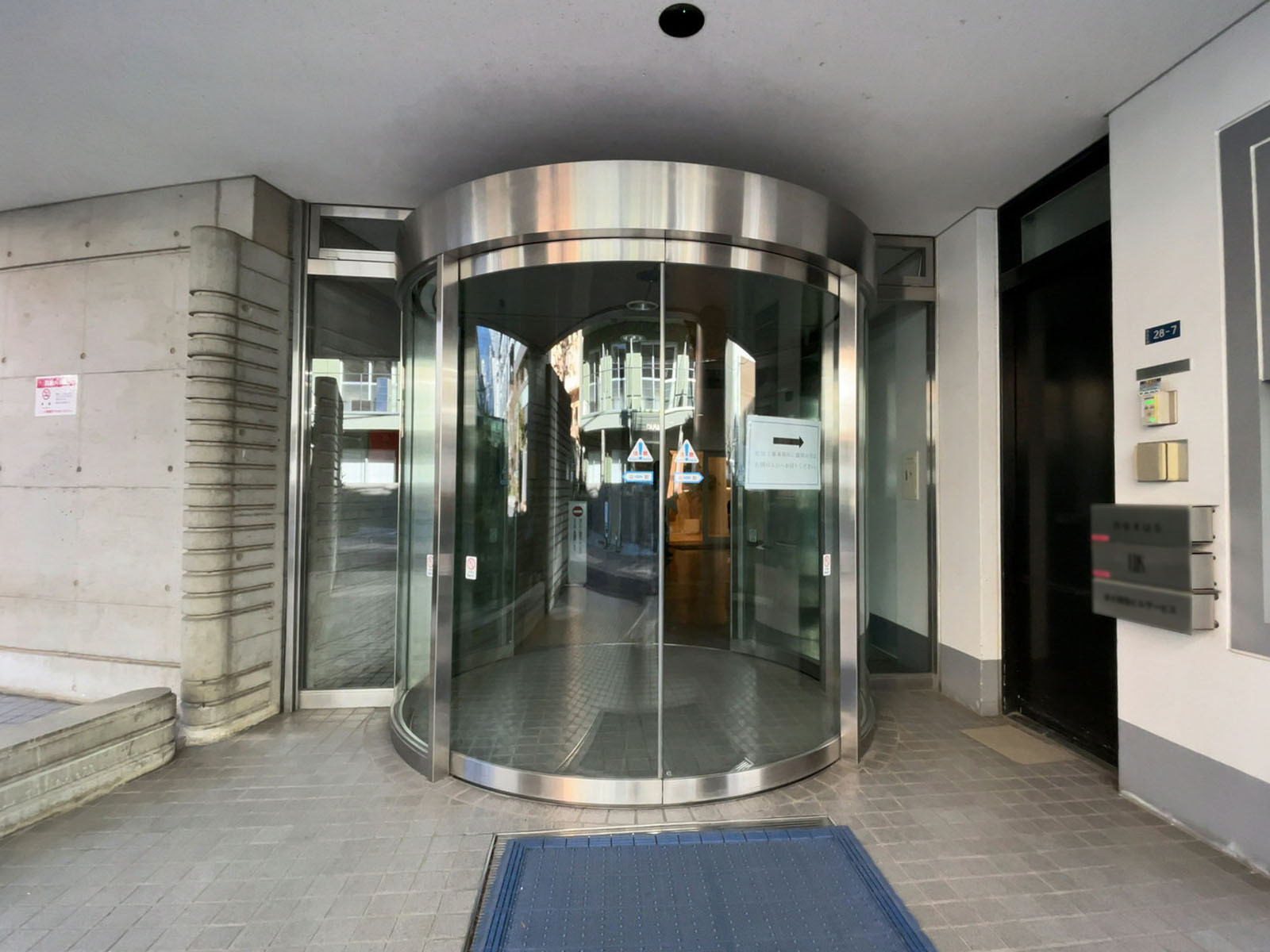 オフィスビル出入口