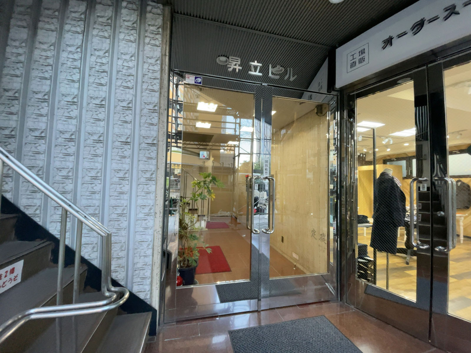オフィスビル出入口