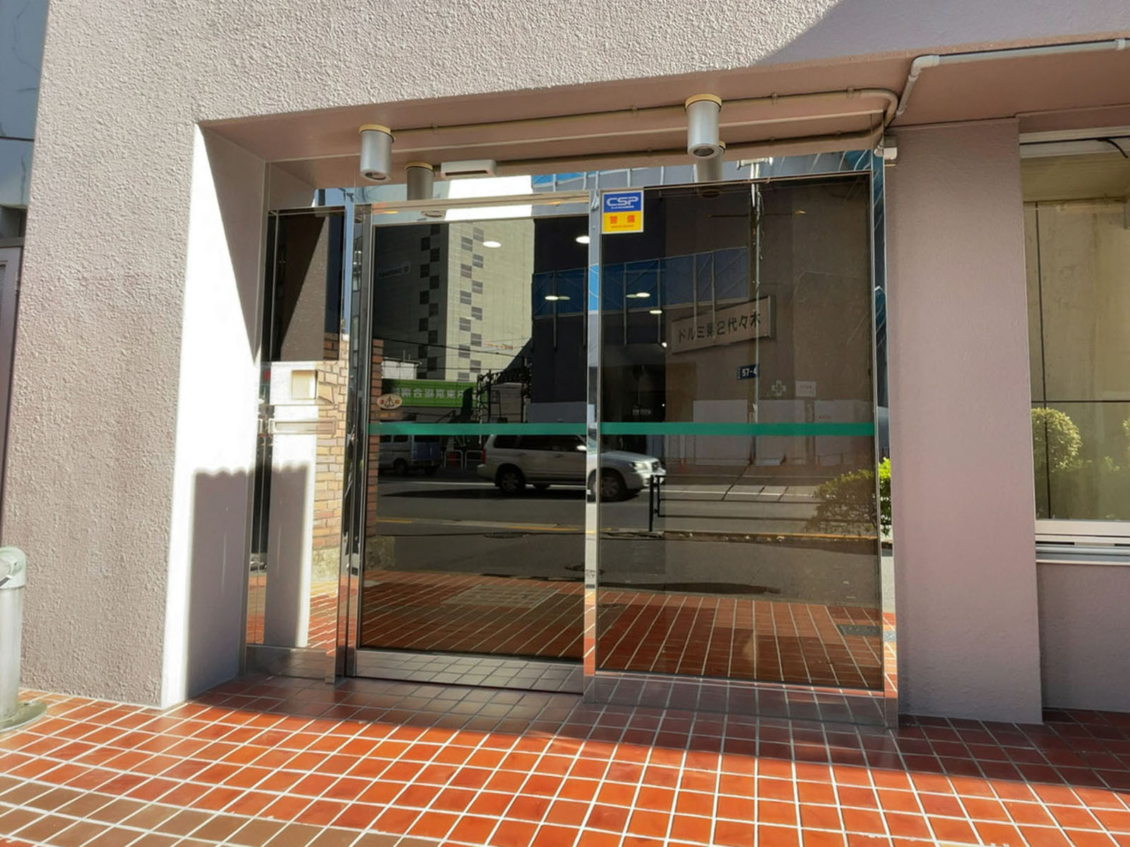 オフィスビル出入口