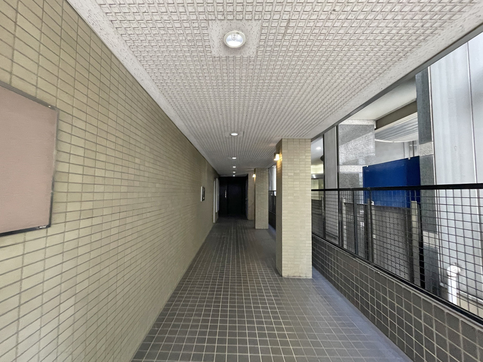 エレベーターまでの通路