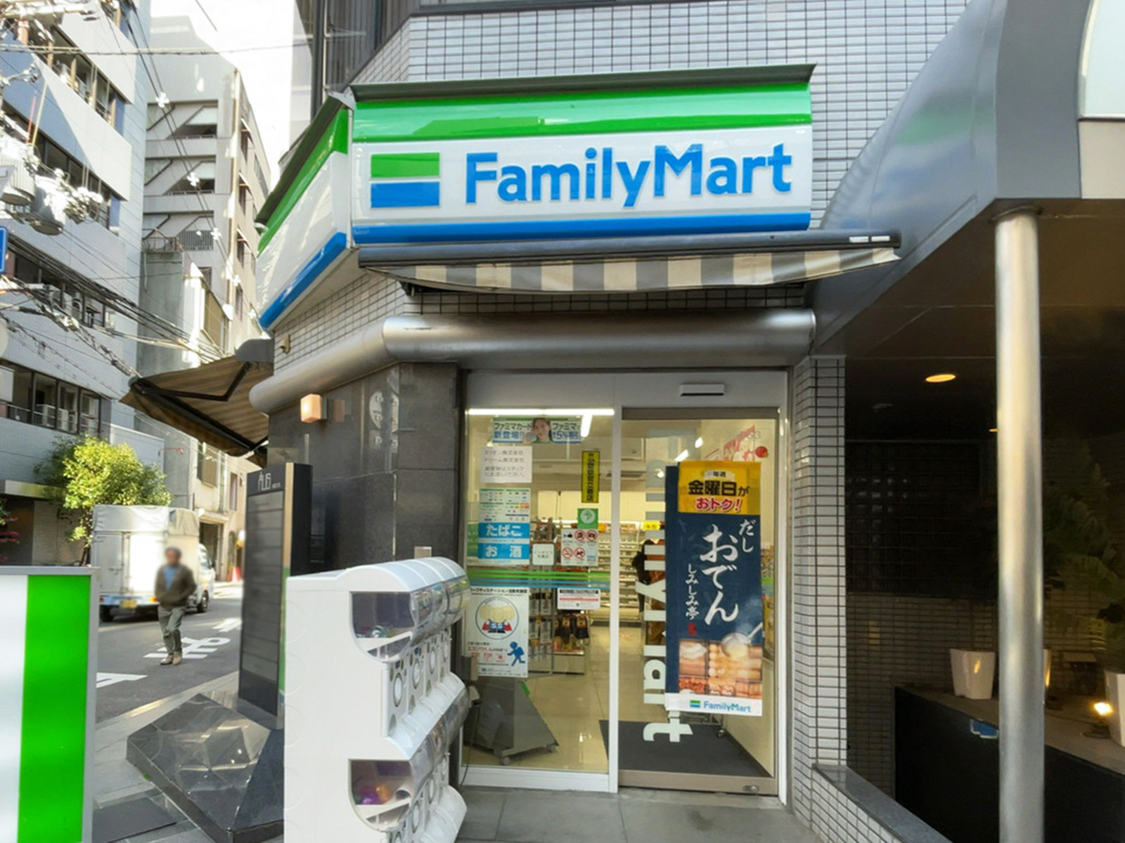 1階のファミリーマート 四つ橋なんば駅南店