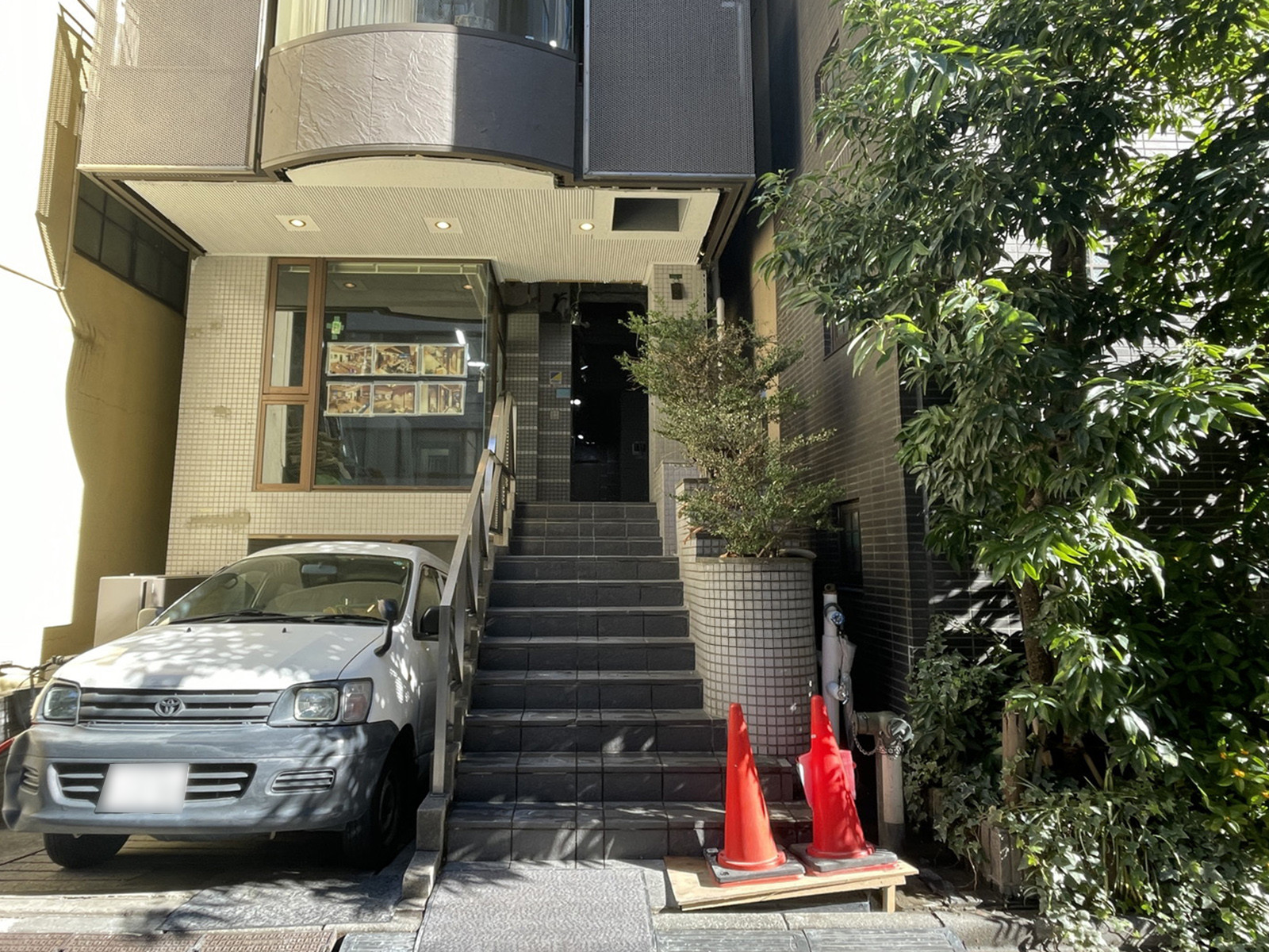 オフィスビル出入口