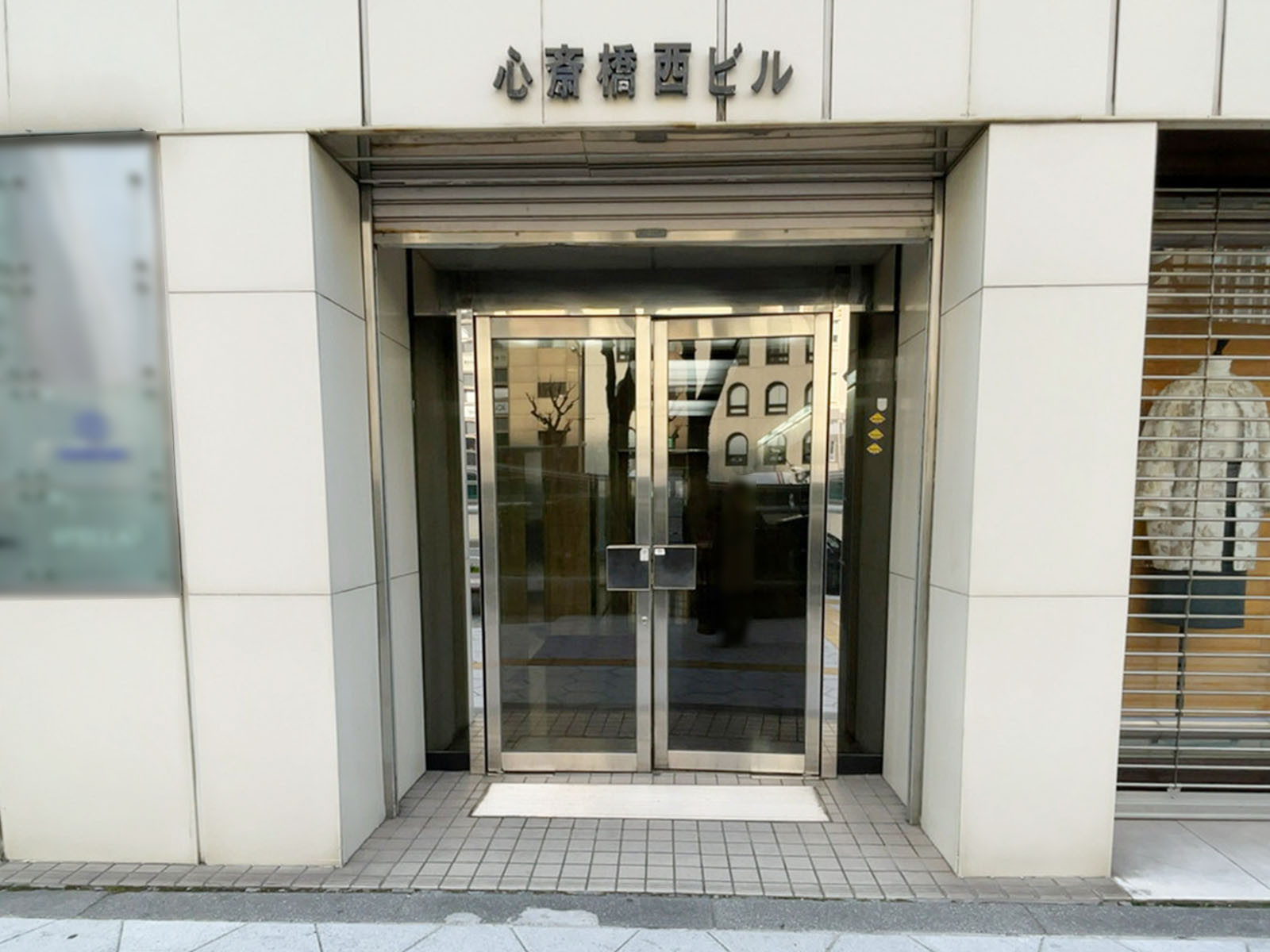 オフィスビル出入口