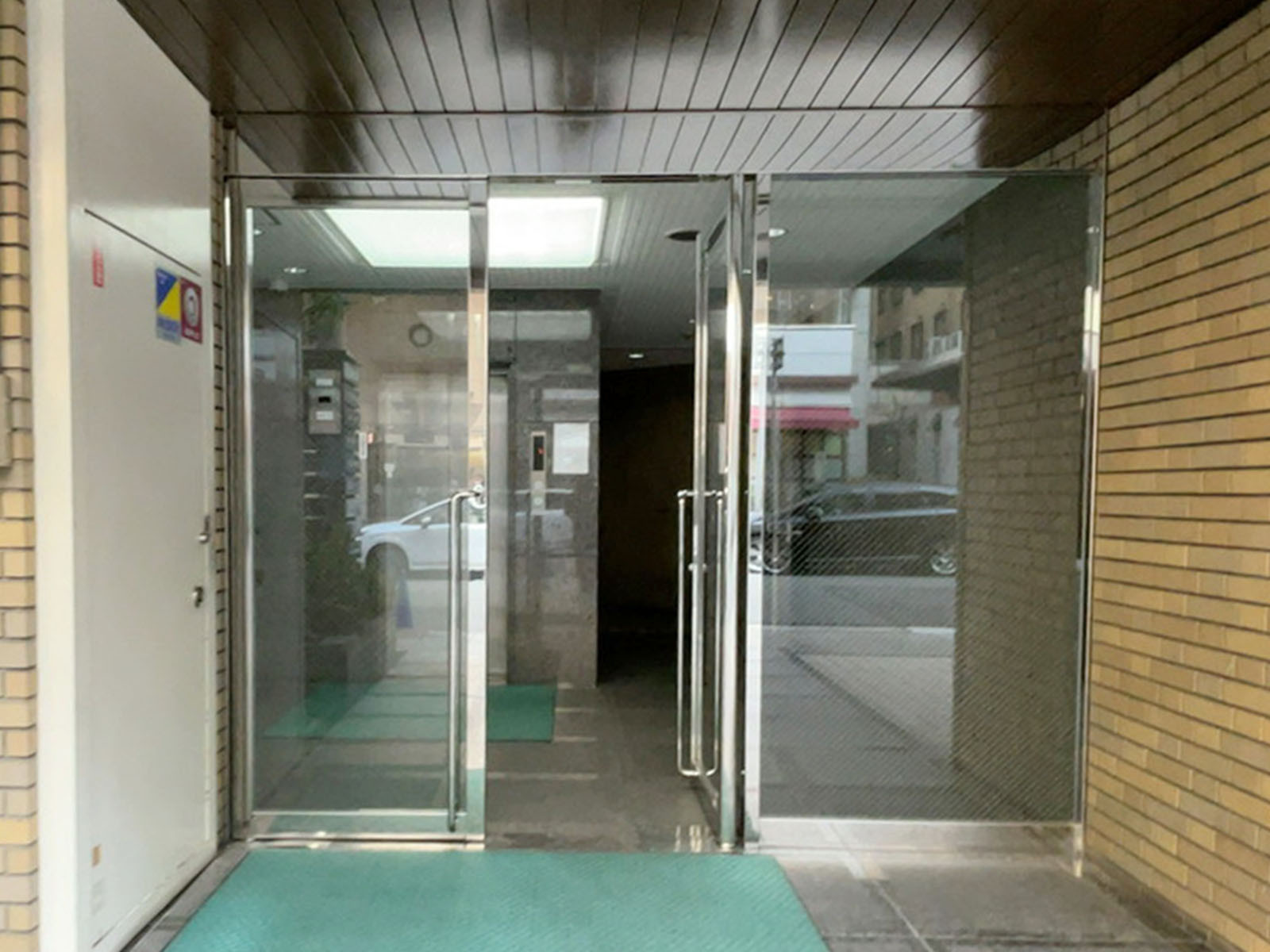 オフィスビル出入口