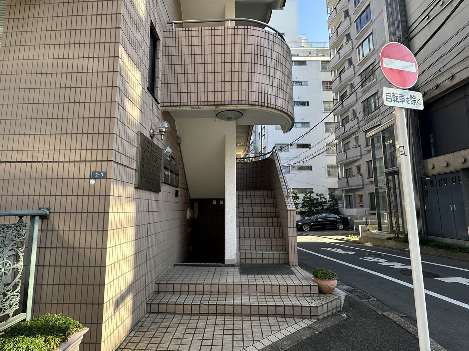 オフィスビル出入口
