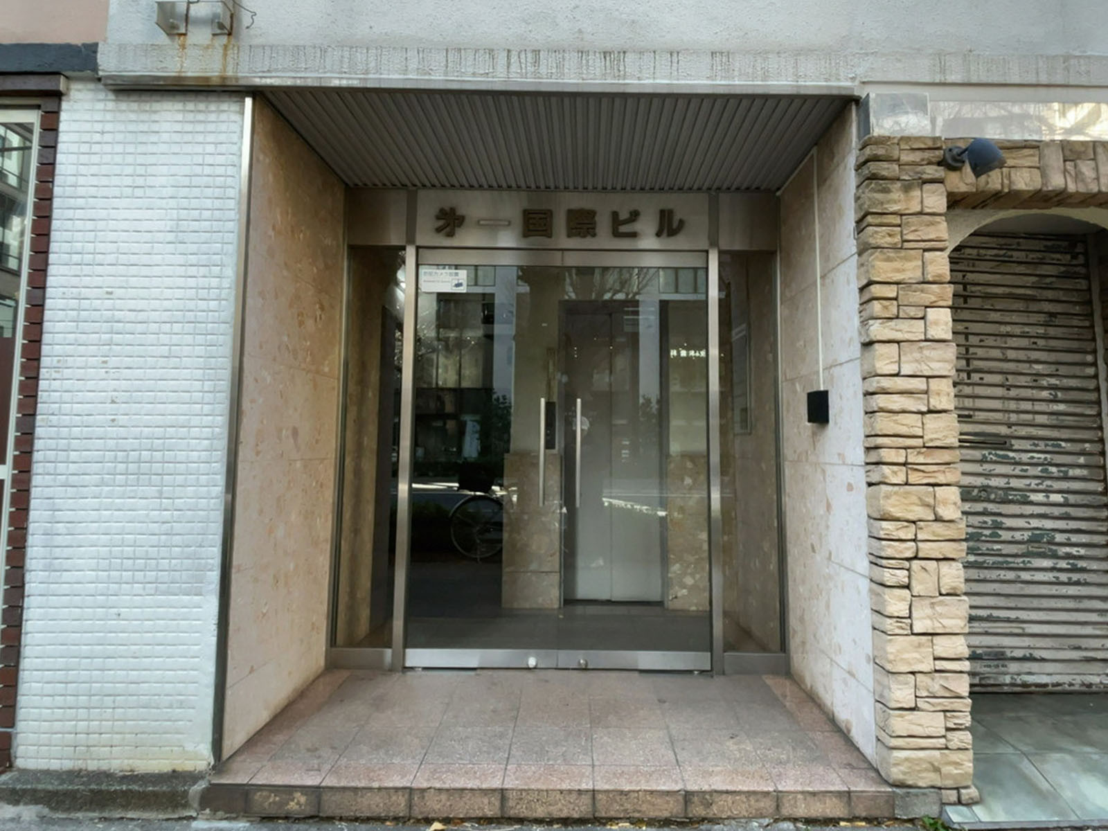 オフィスビル出入口