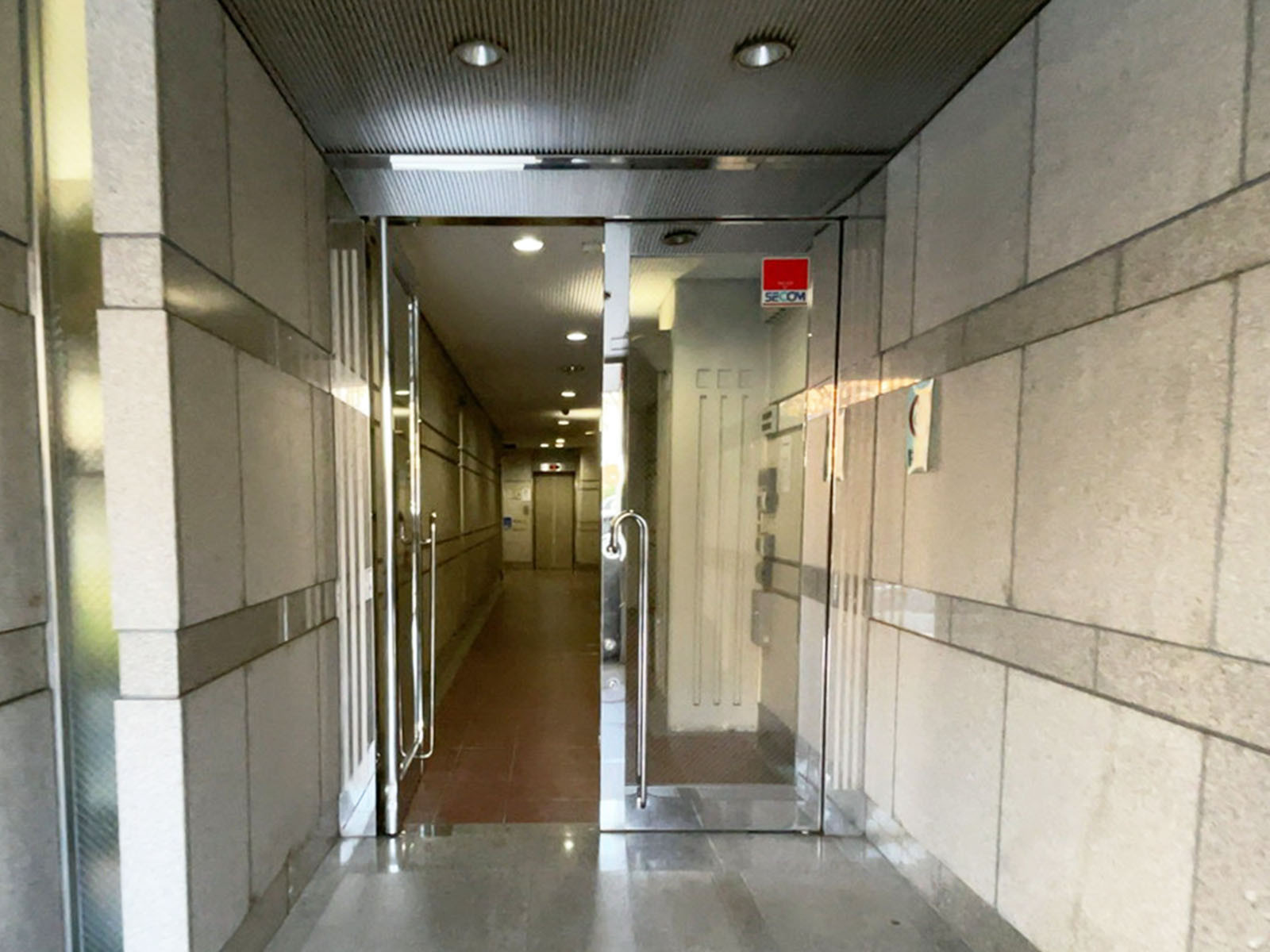 オフィスビル出入口