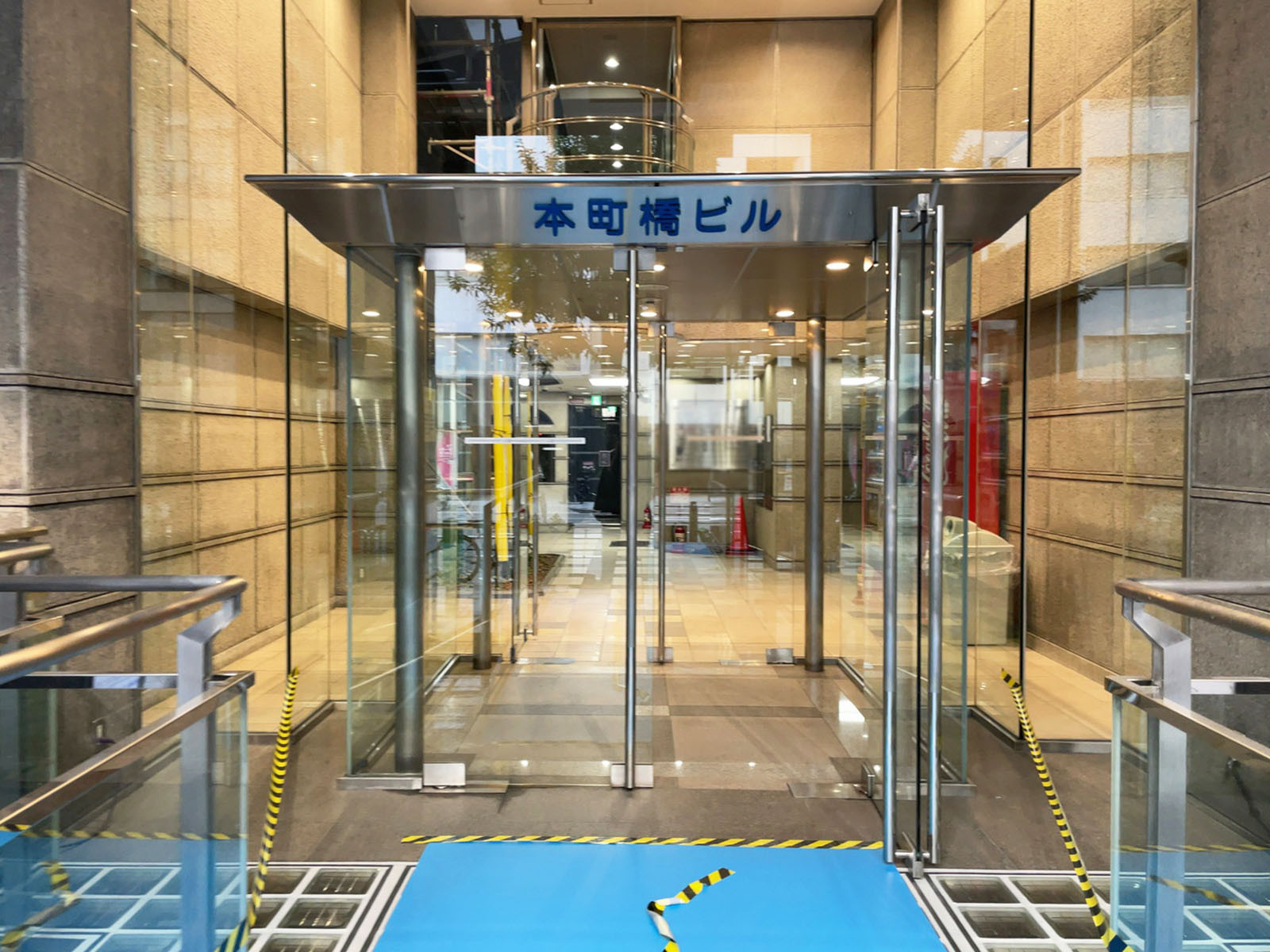 オフィスビル出入口