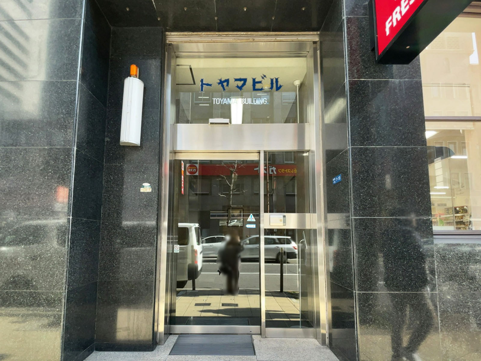 オフィスビル出入口
