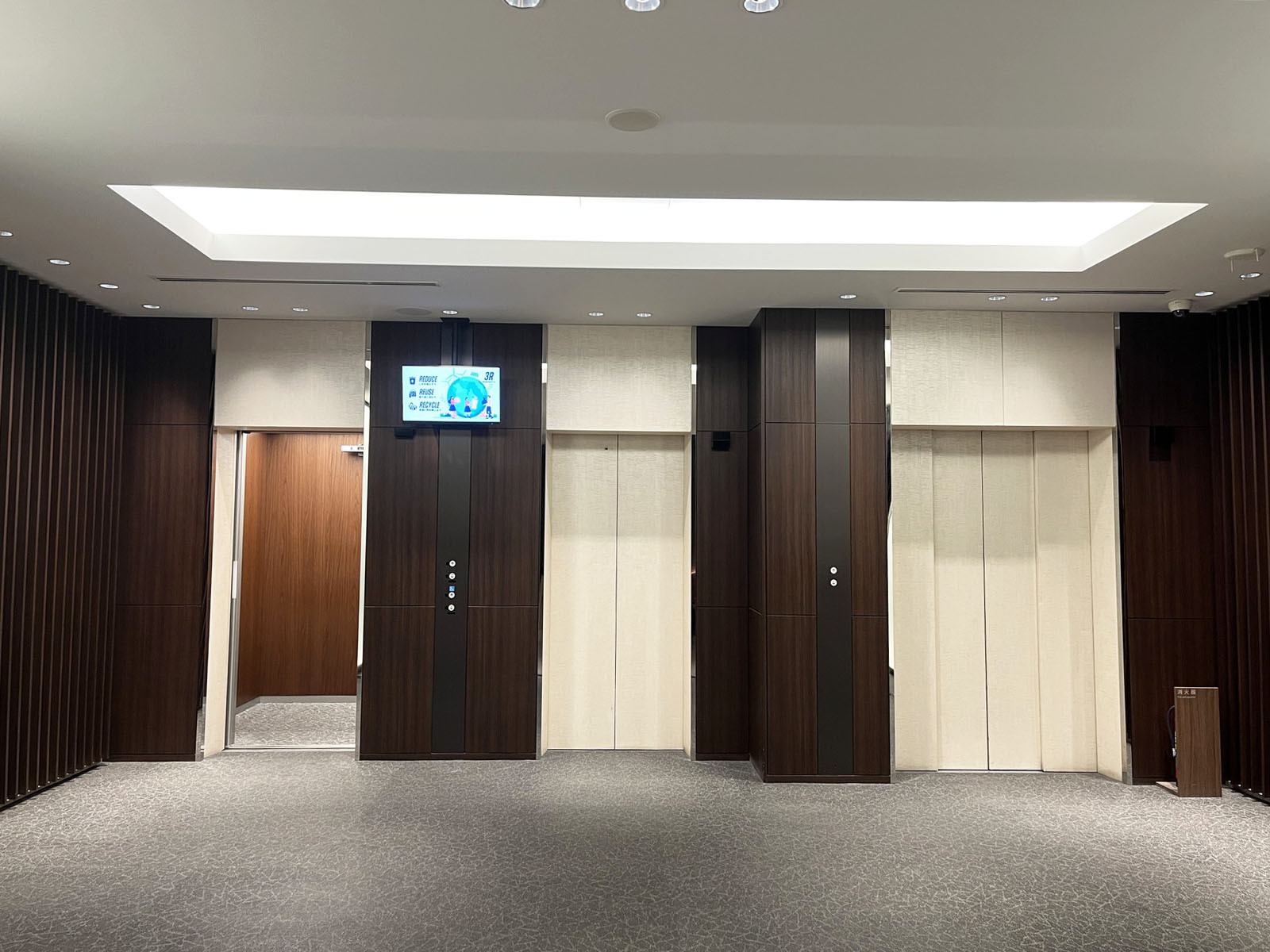 エレベーター(3基)