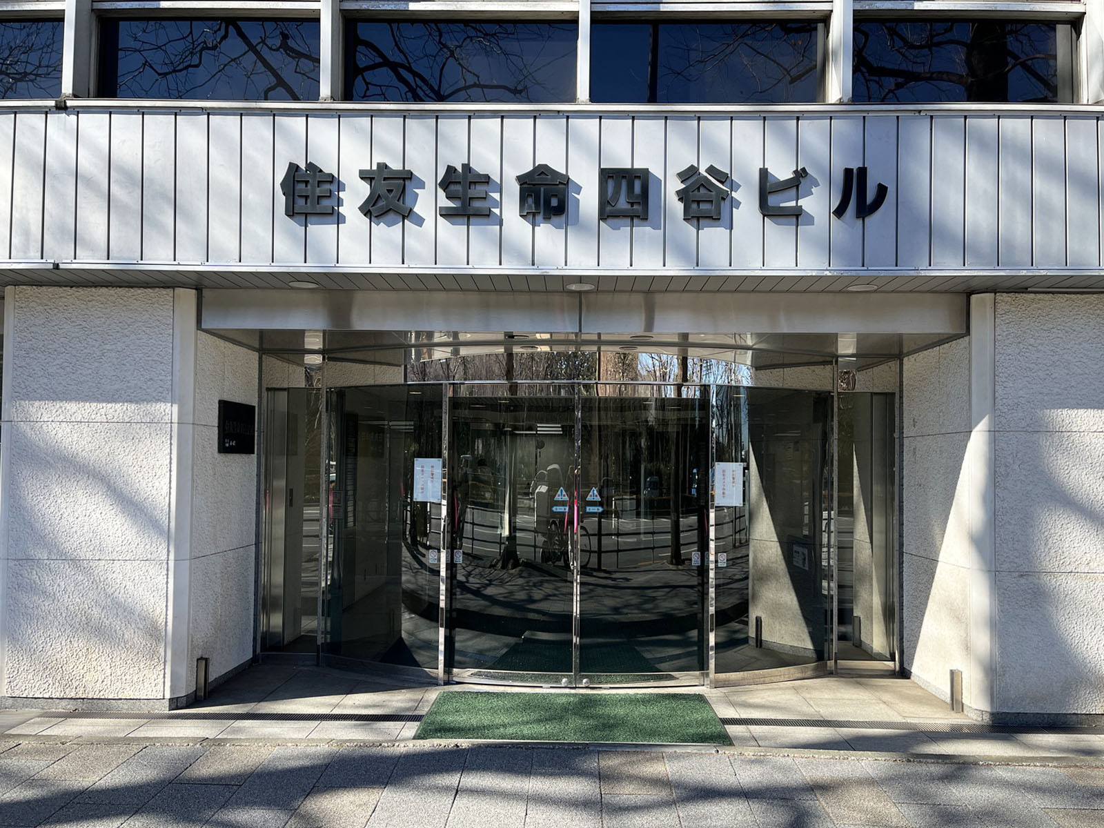 オフィスビル出入口
