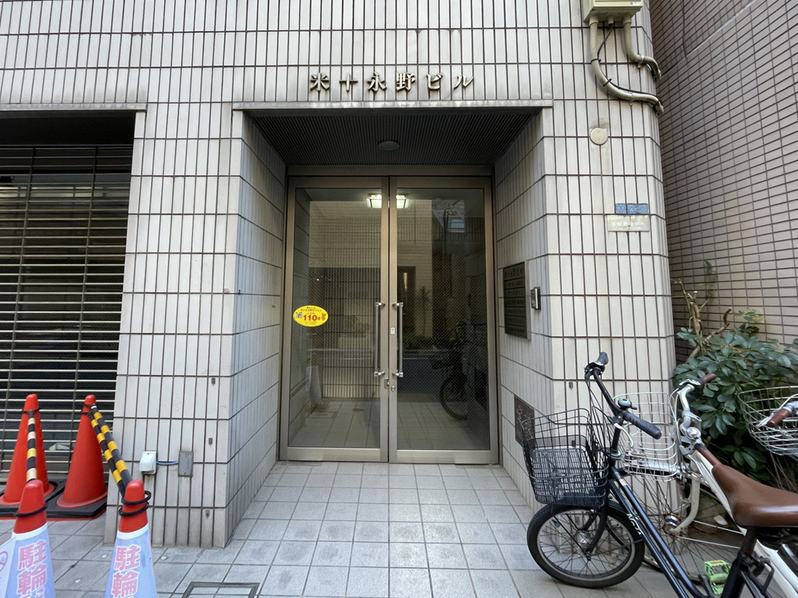 オフィスビル出入口