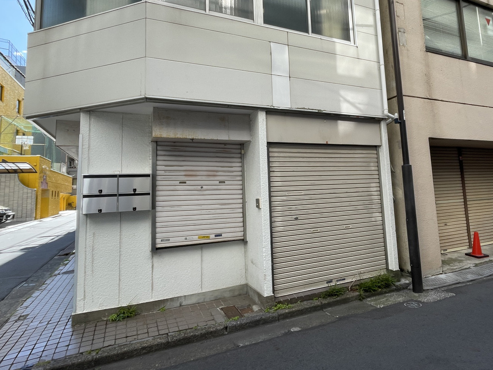 オフィスビル出入口