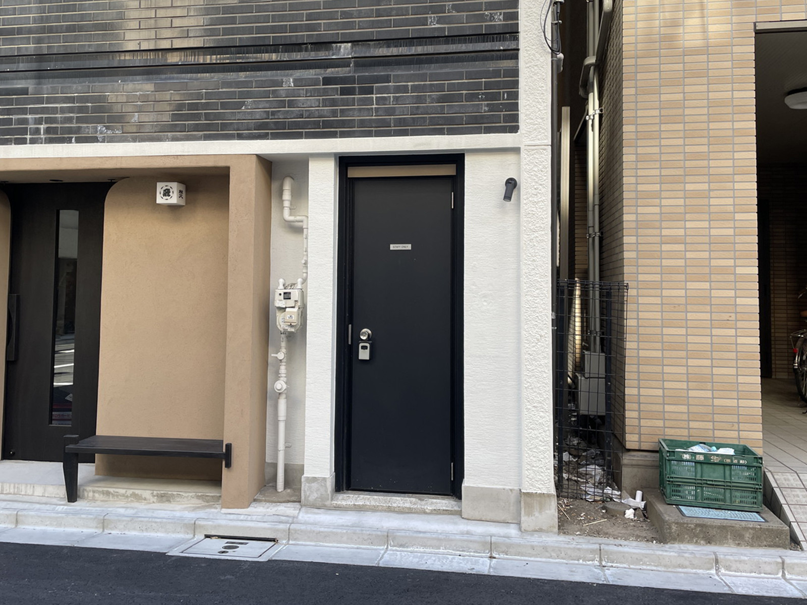 オフィスビル出入口