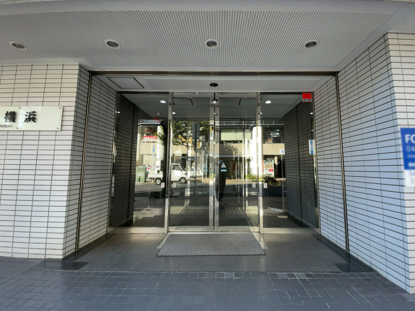 オフィスビル出入口