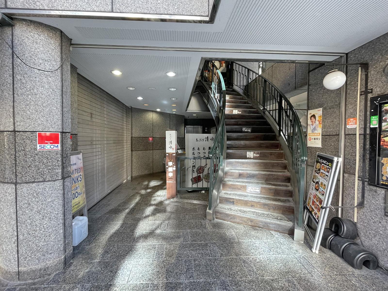 オフィスビル出入口