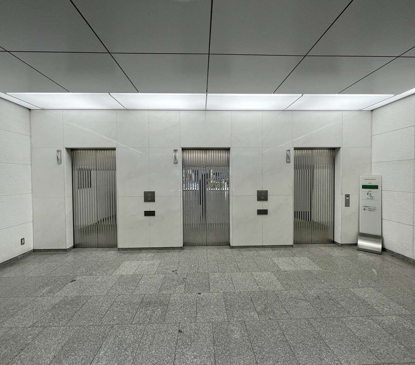 エレベーター(3基)