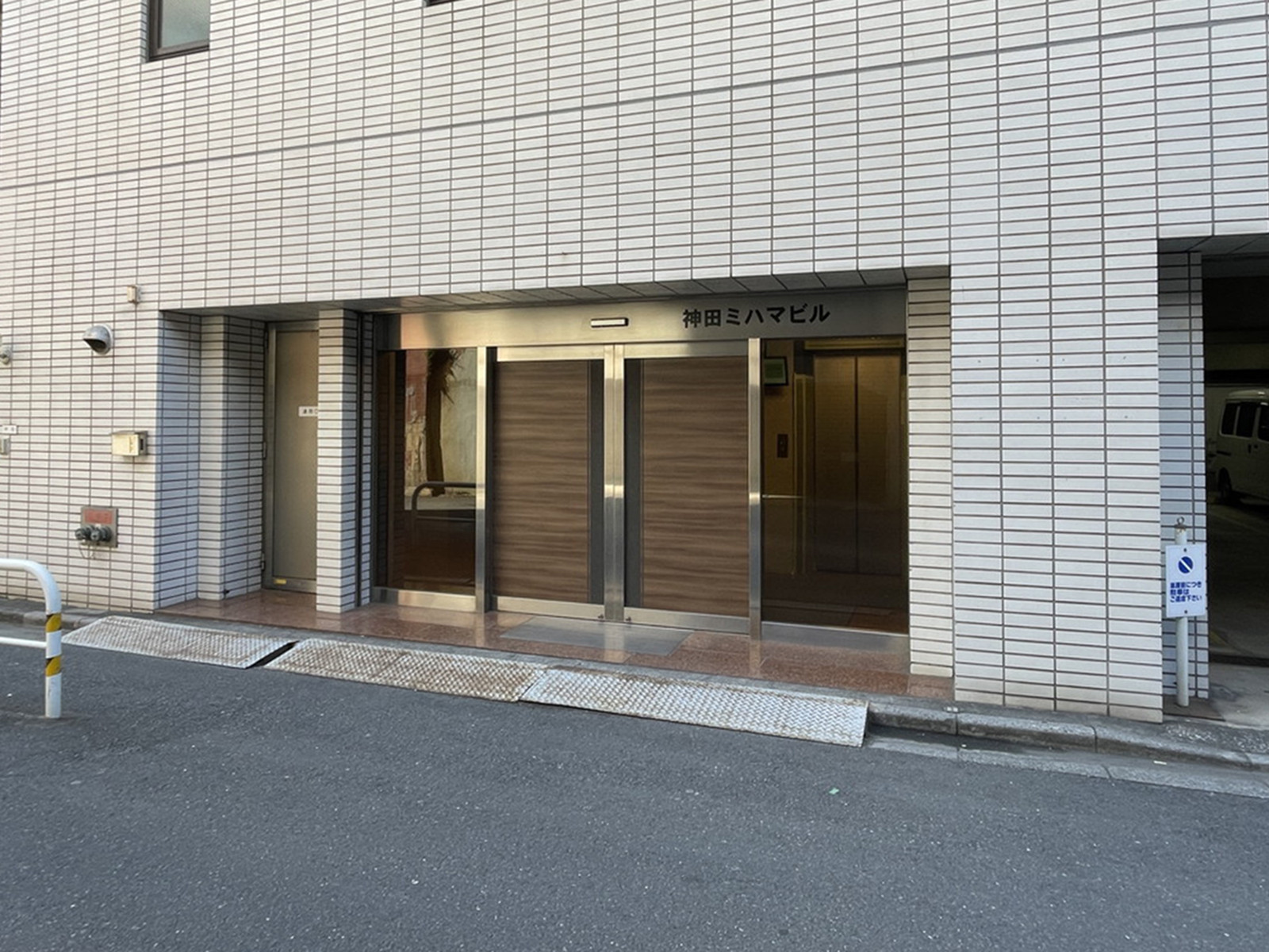 オフィスビル出入口