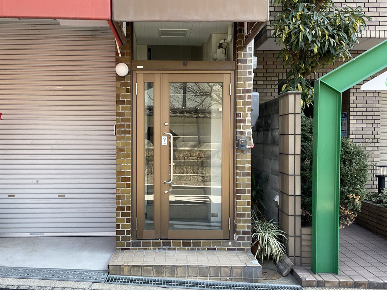 オフィスビル出入口