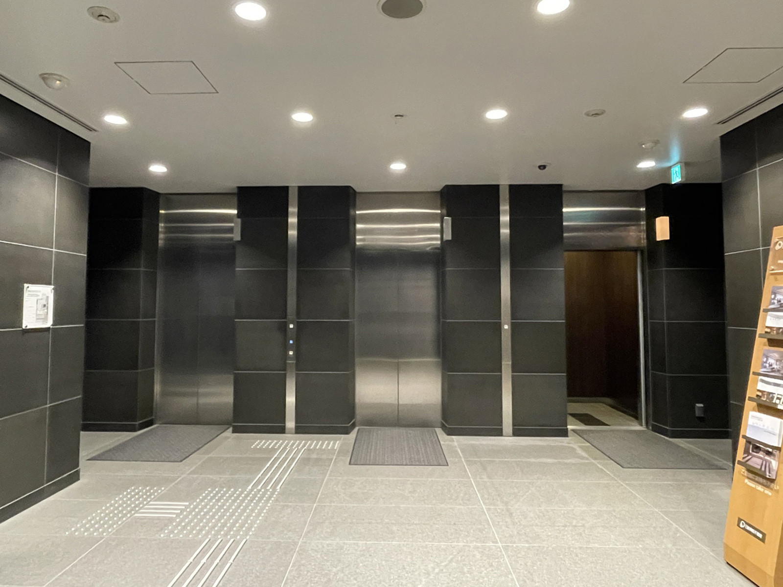 エレベーター(3基)