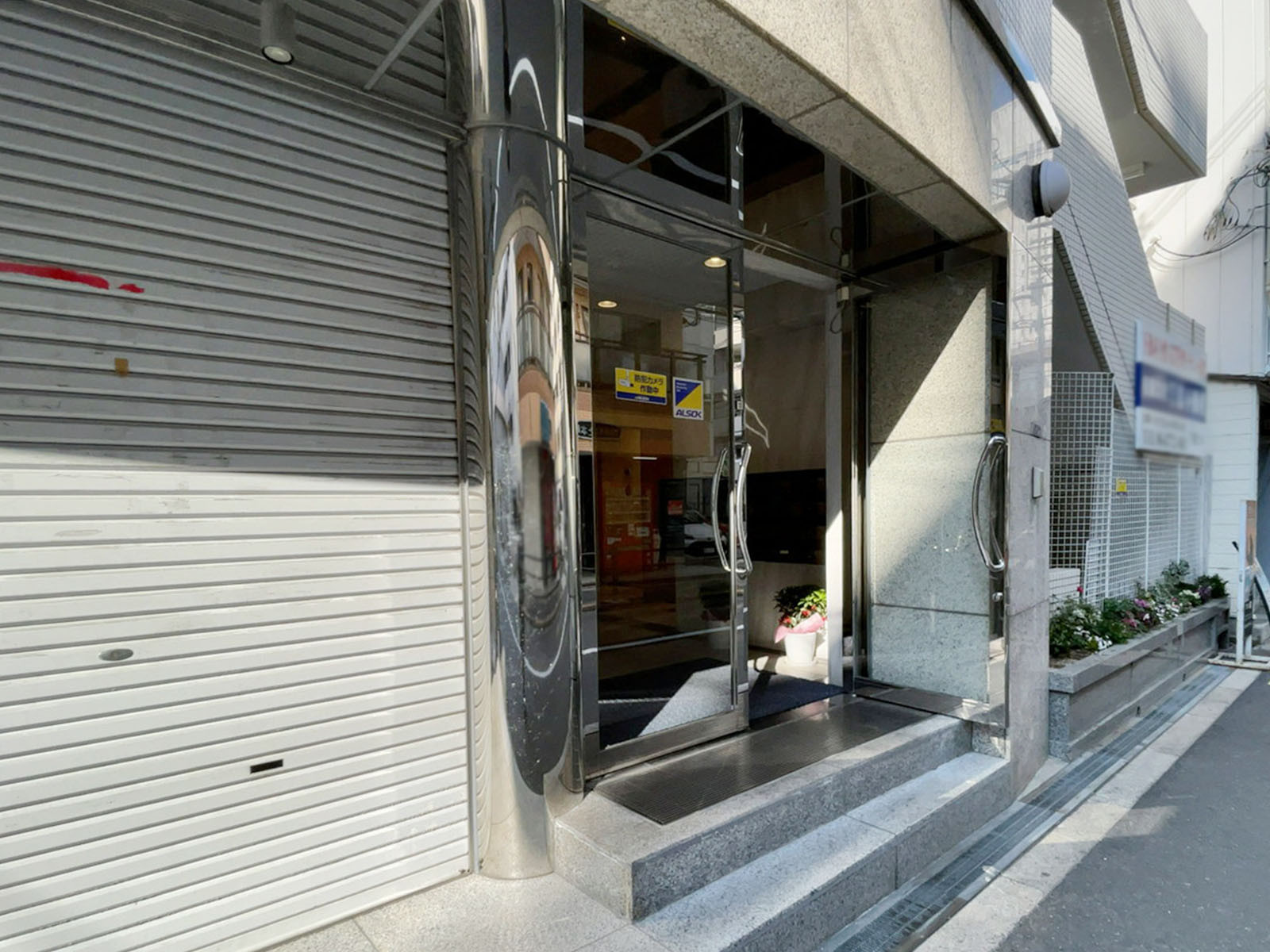 オフィスビル出入口