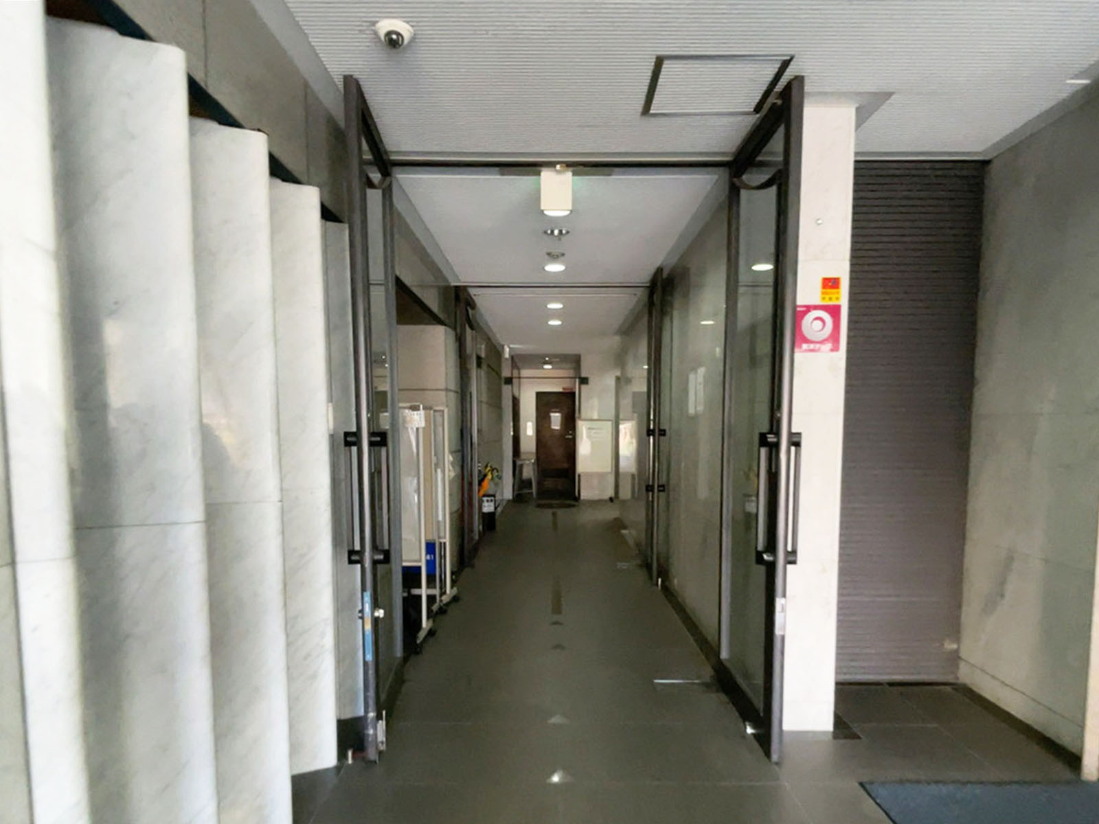 オフィスビル出入口