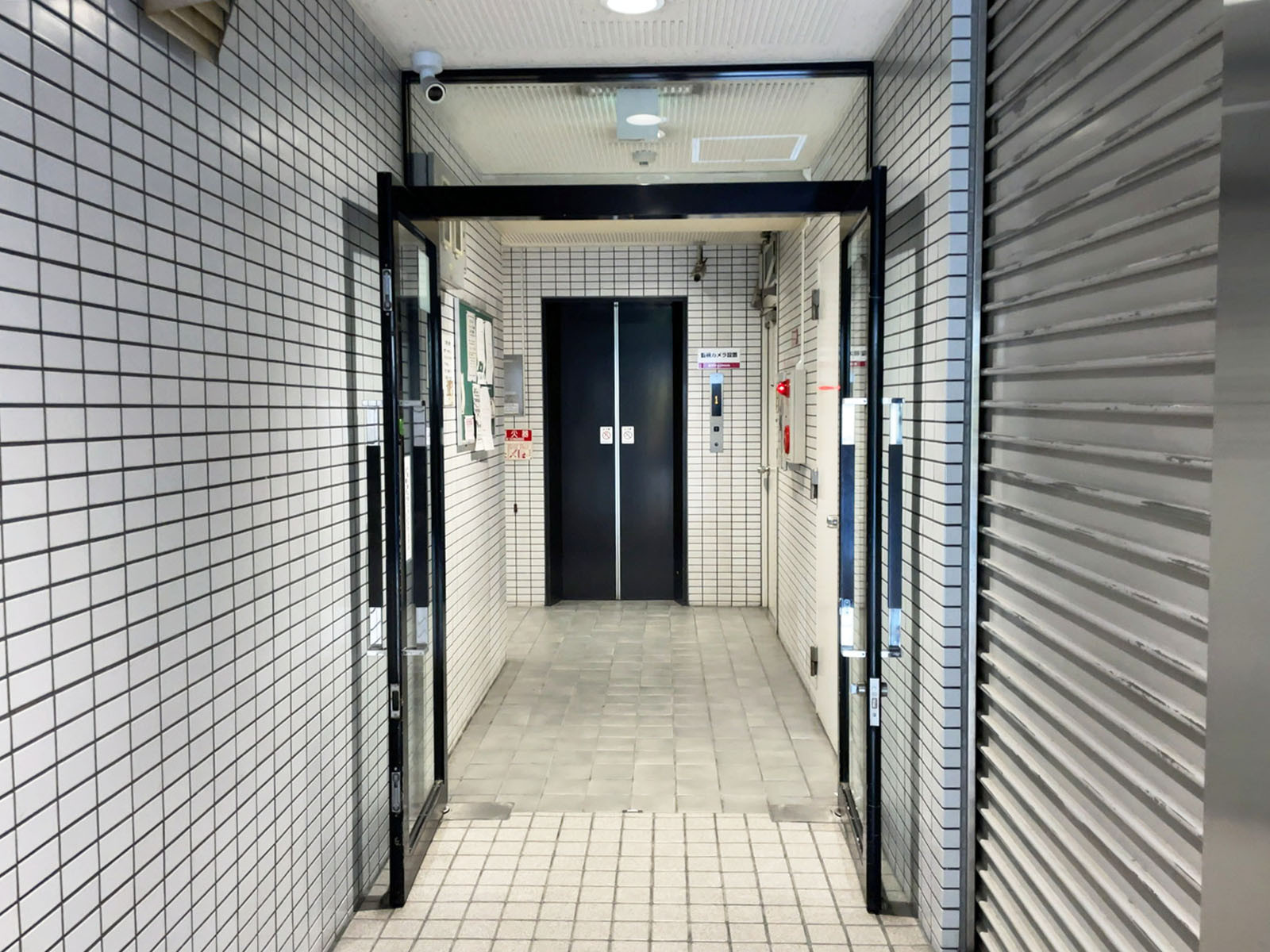 オフィスビル出入口