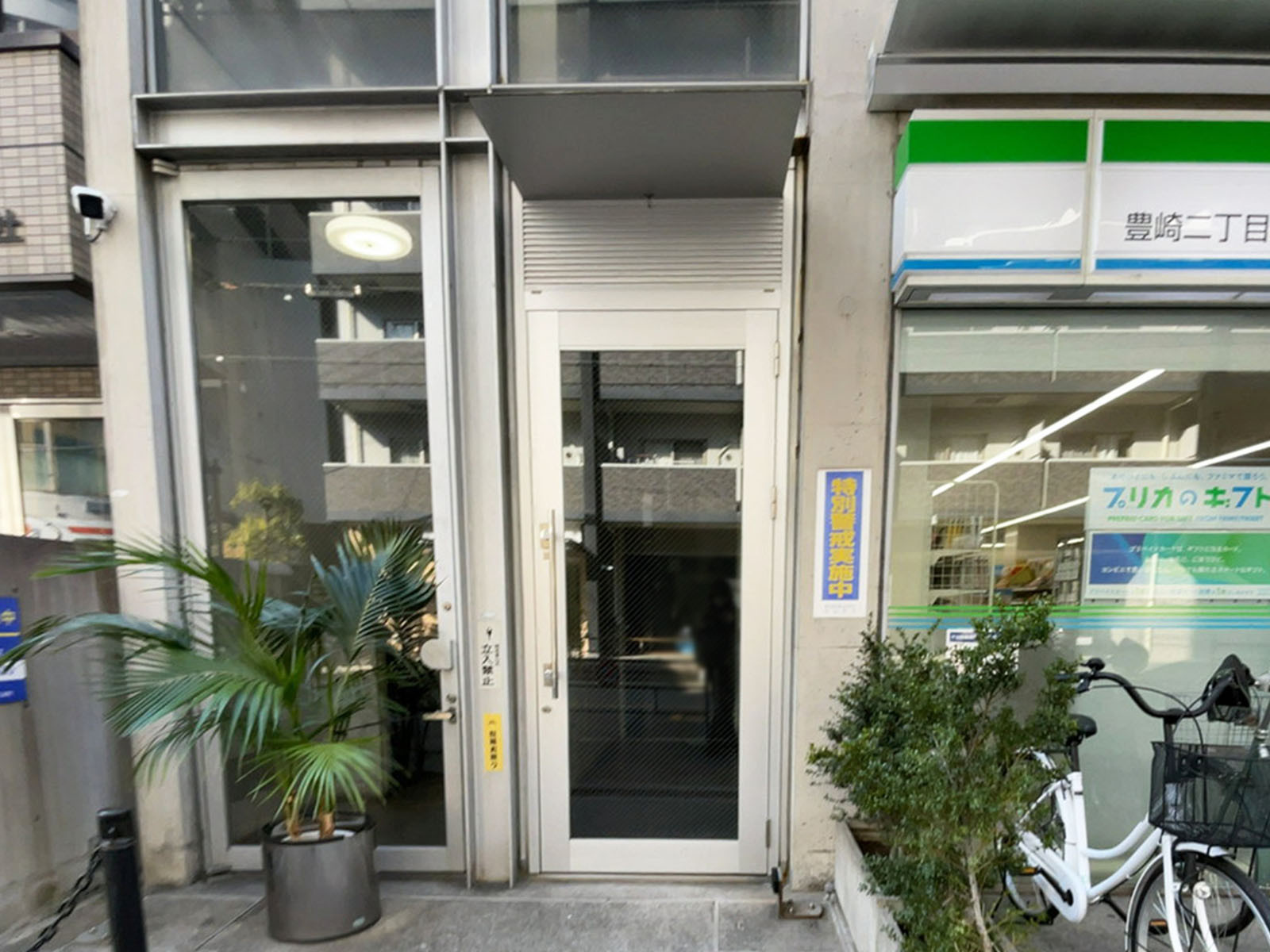 オフィスビル出入口