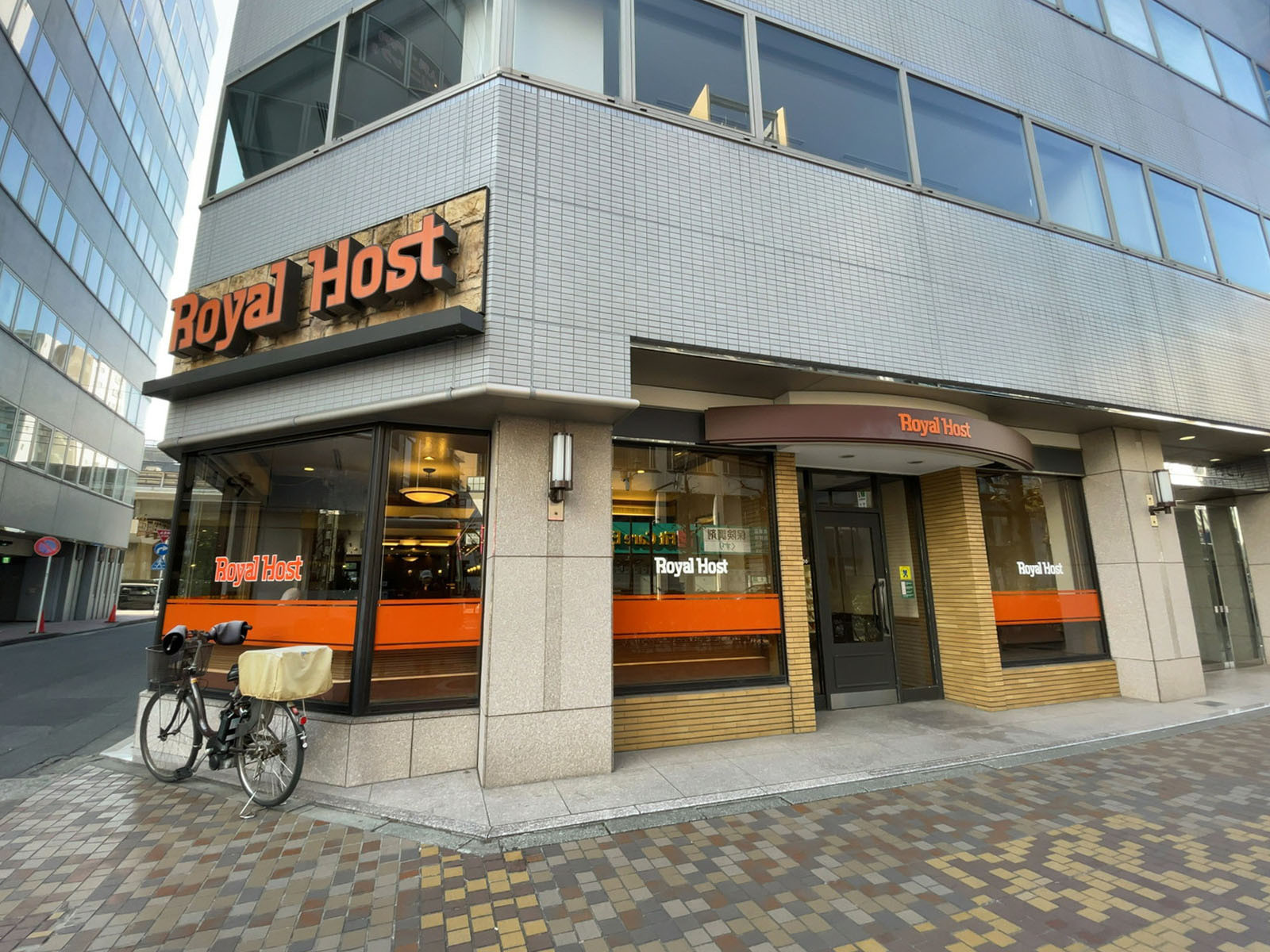 1階のロイヤルホスト馬車道店