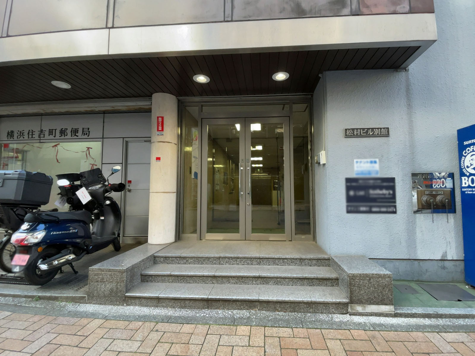 オフィスビル出入口