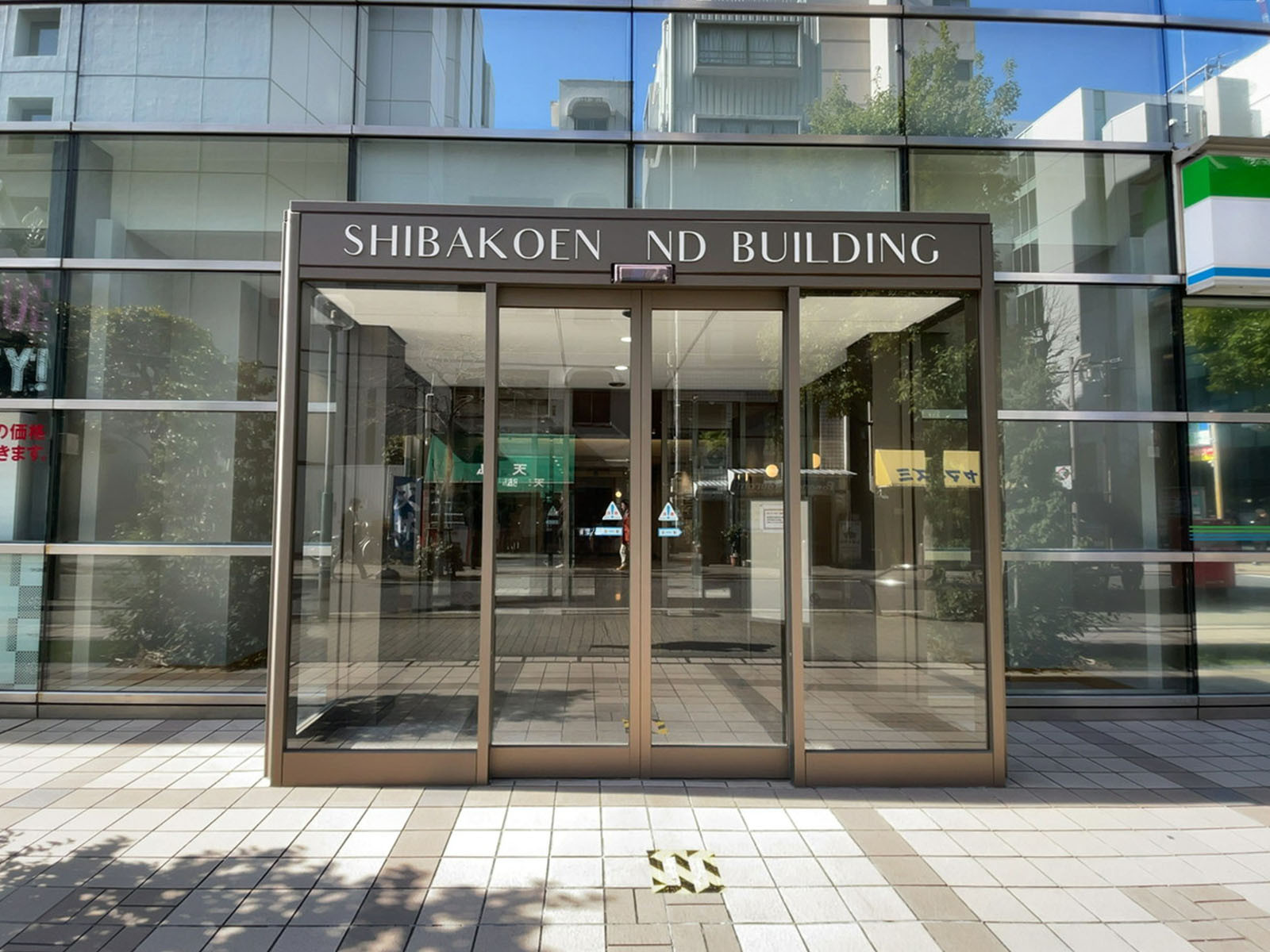 オフィスビル出入口