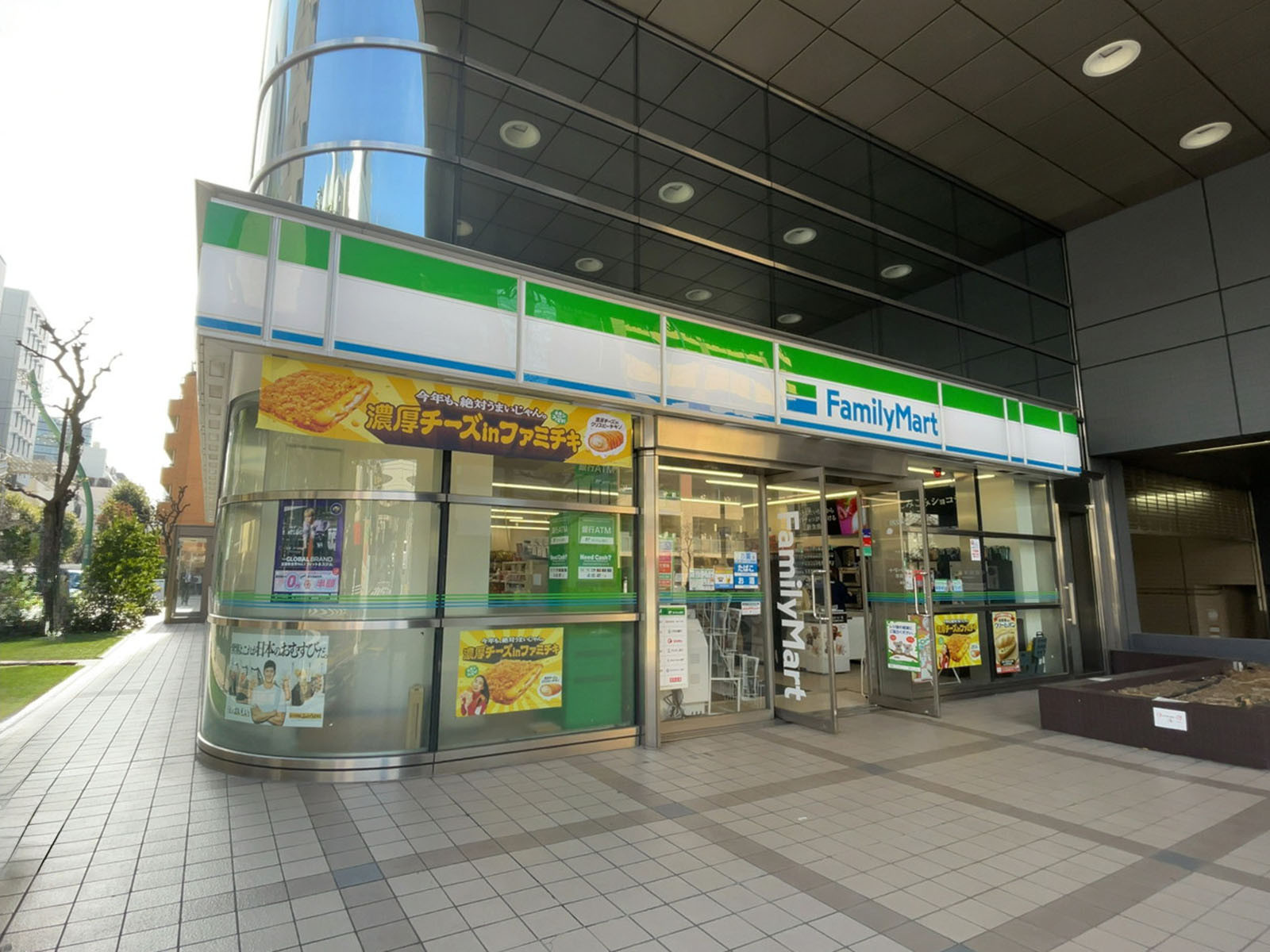 1階のファミリーマート 芝二丁目店