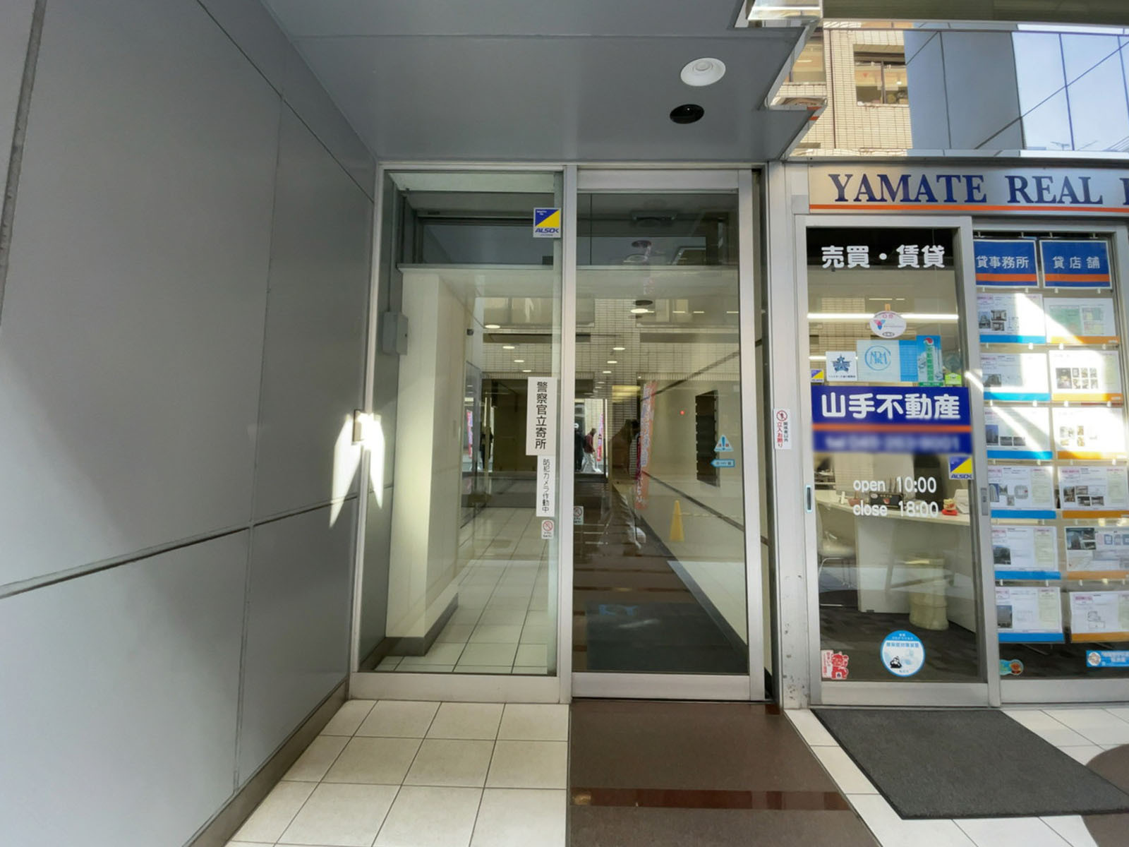 オフィスビル出入口
