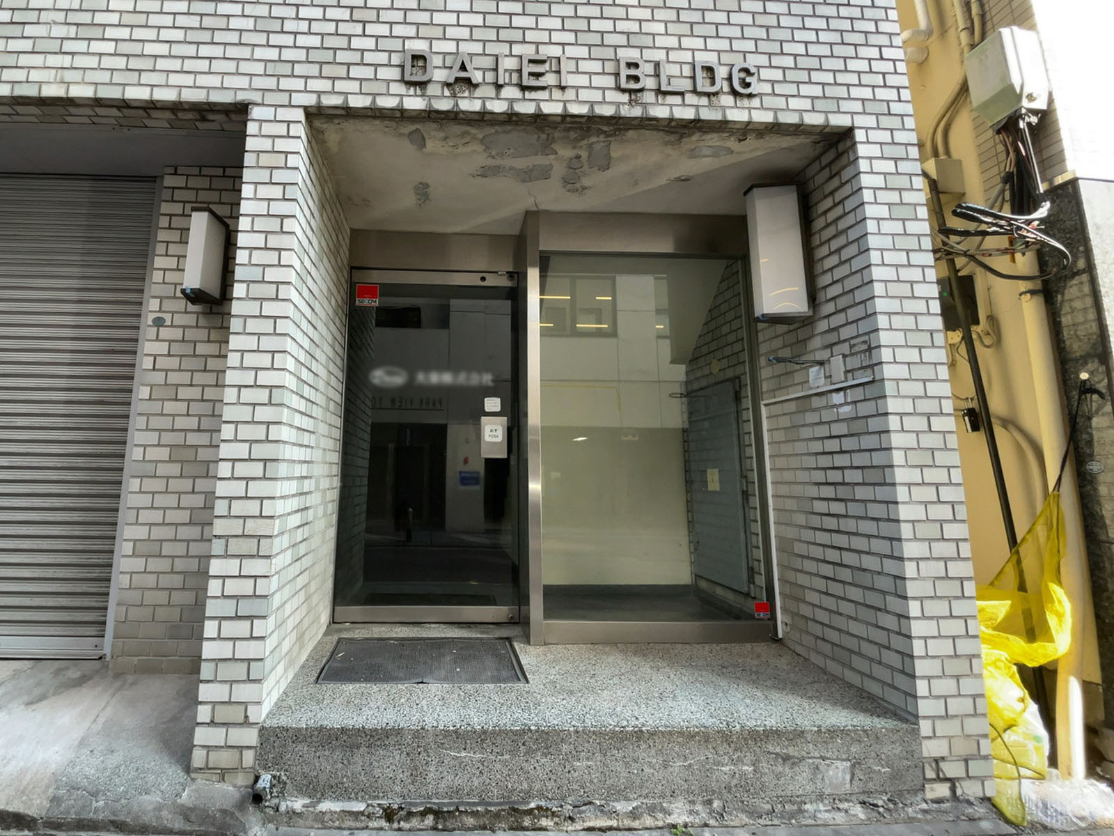 オフィスビル出入口