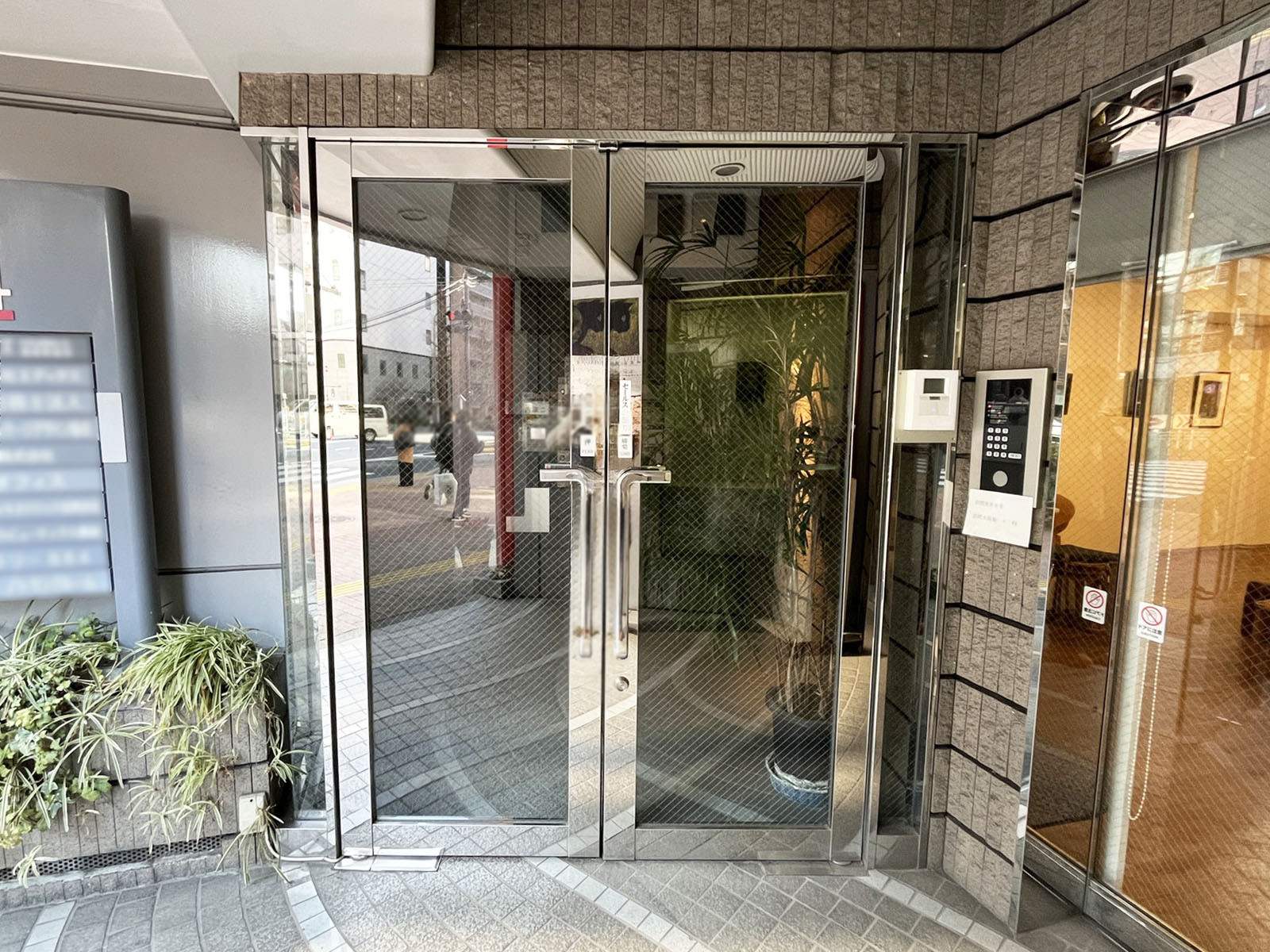 オフィスビル出入口