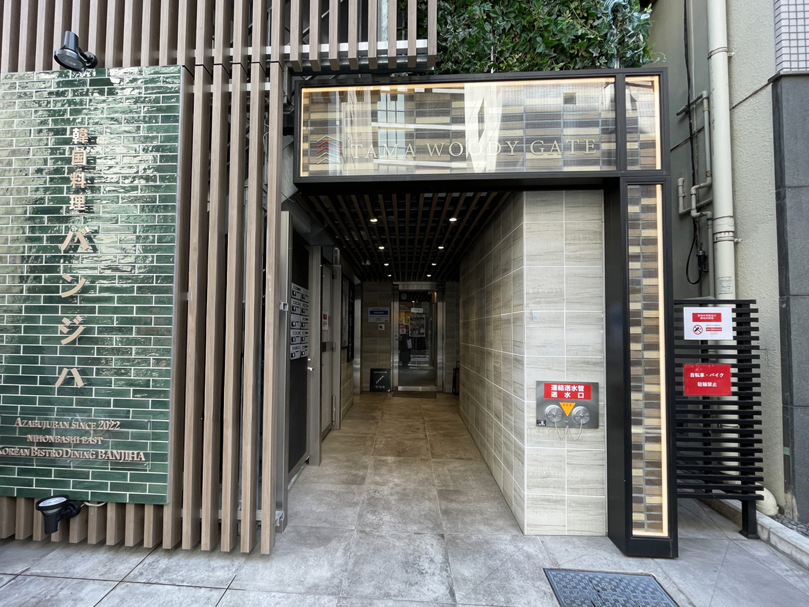 オフィスビル出入口