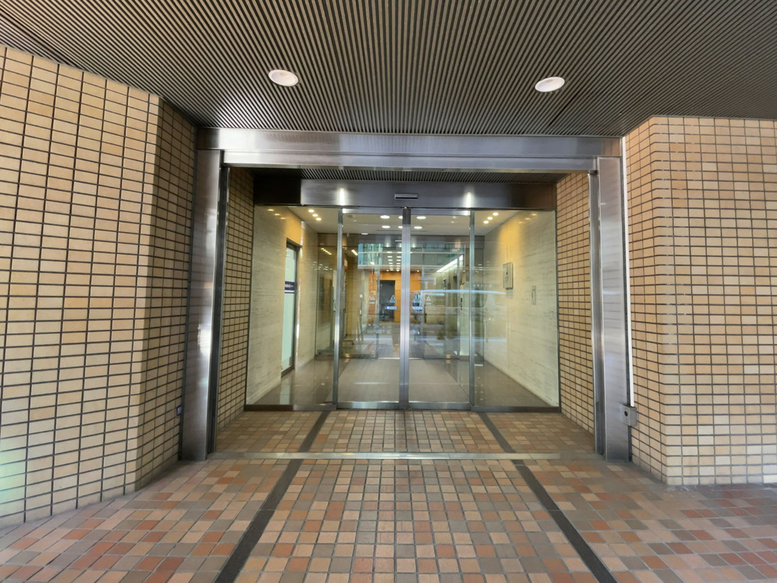 オフィスビル出入口
