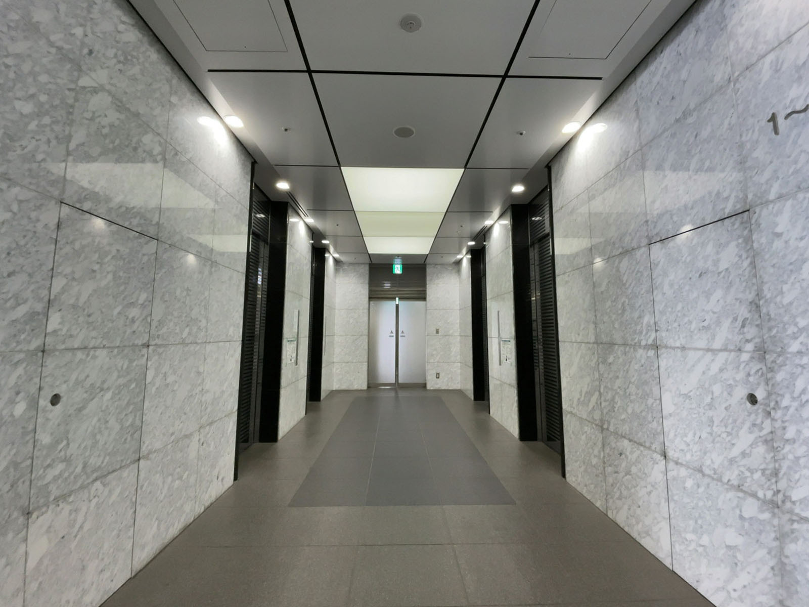 高層階エレベーター(4基)