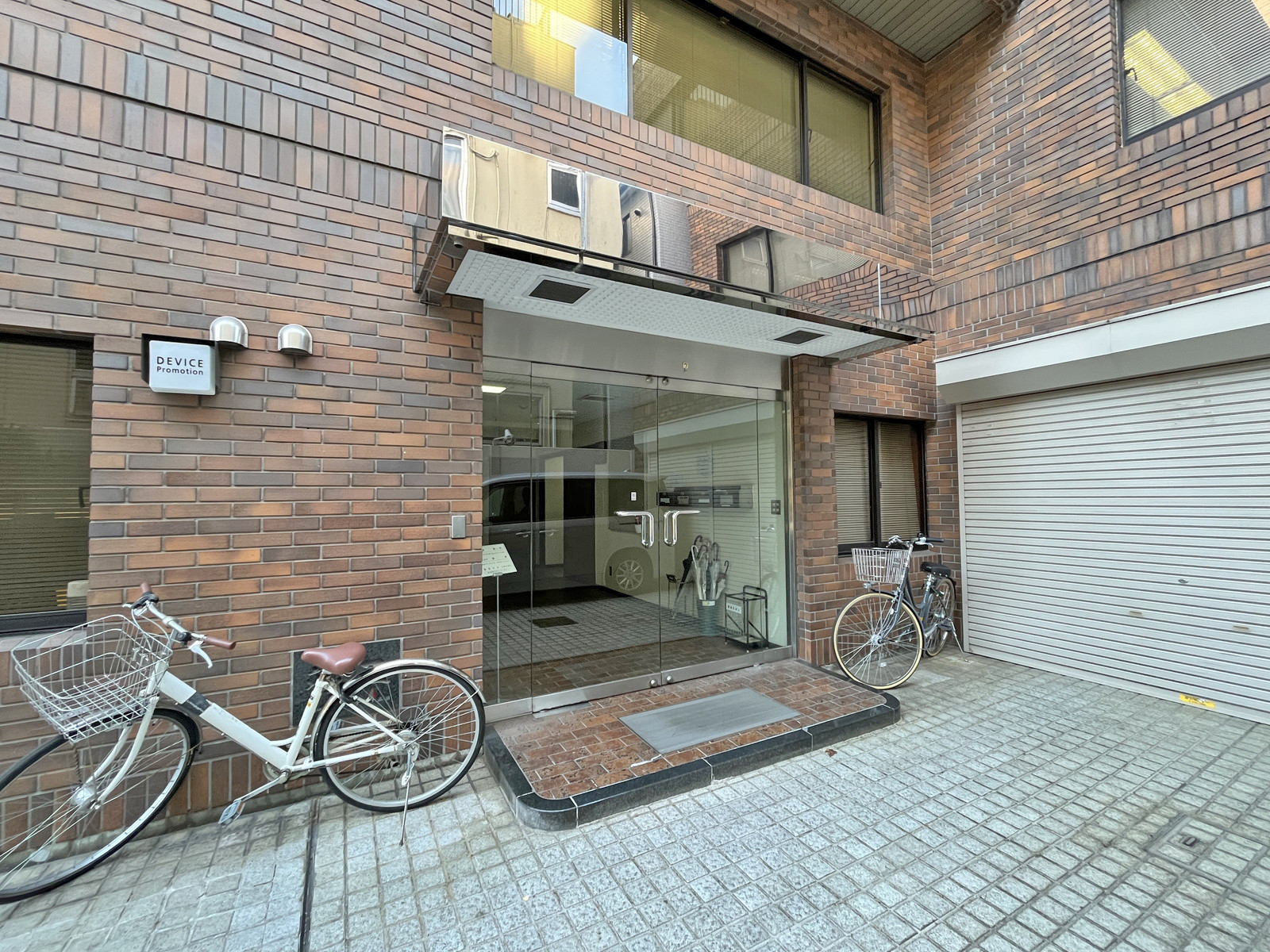 オフィスビル出入口