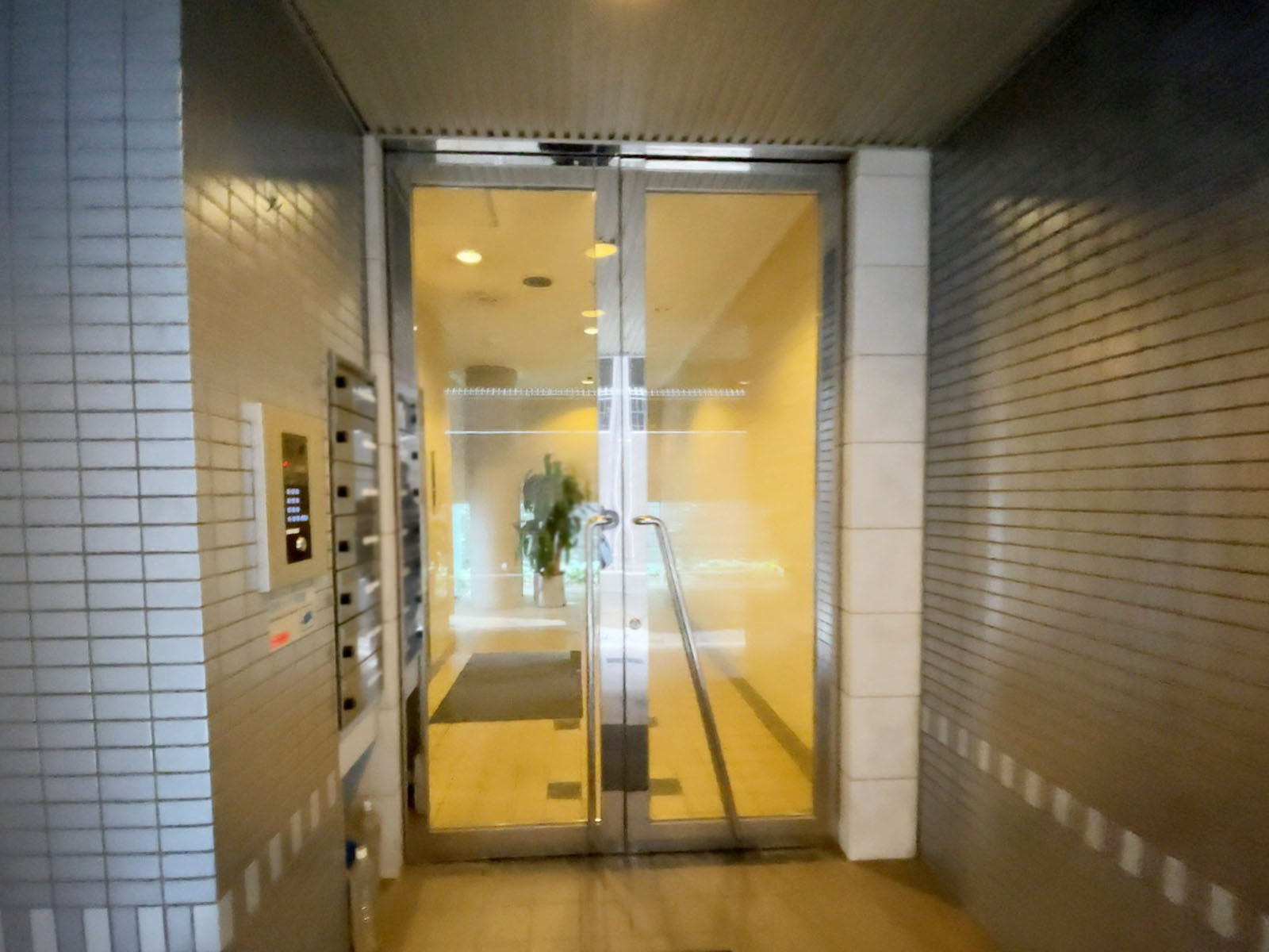 オフィスビル出入口